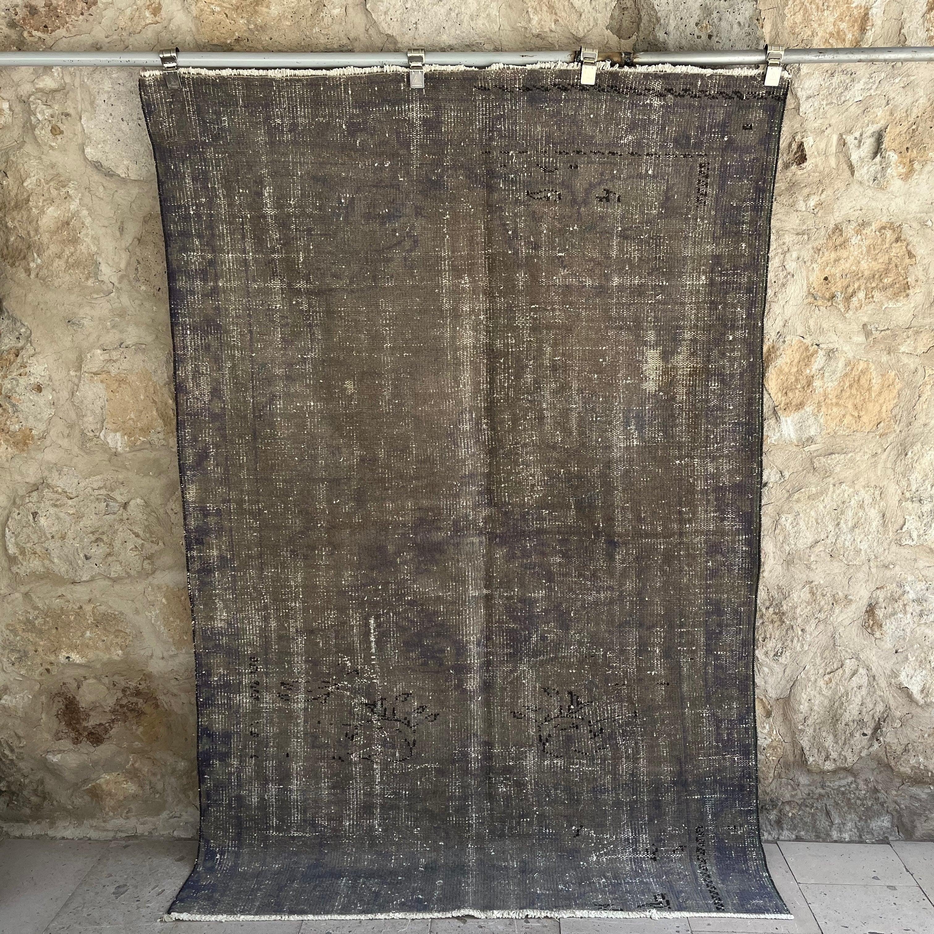 Aadam 4'10'' x 7'3''