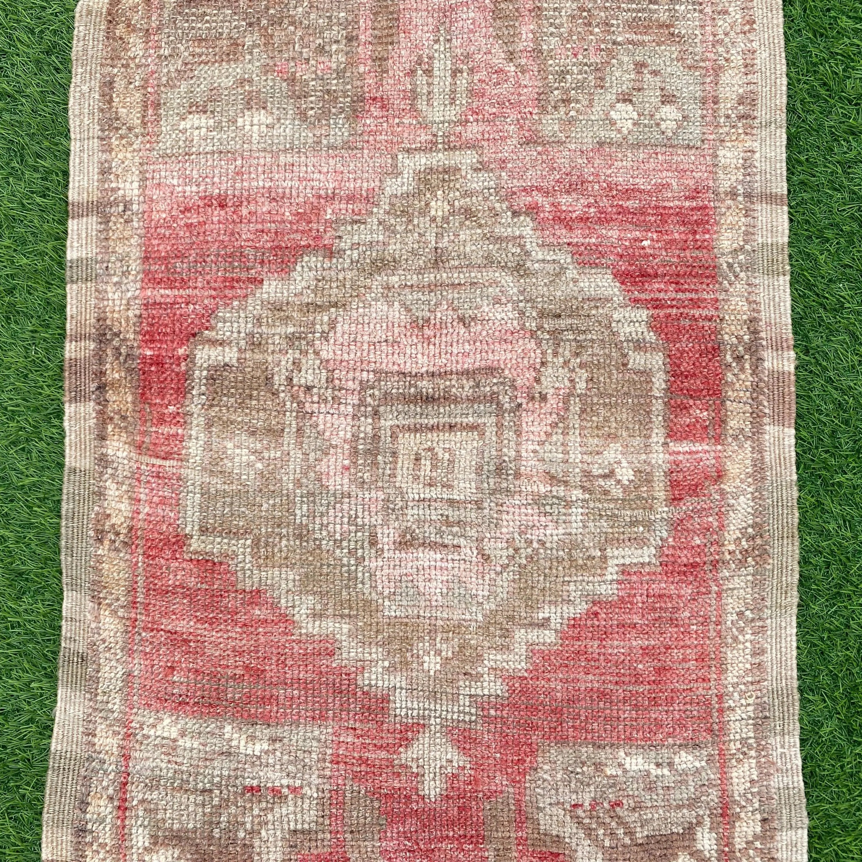 Abby 1'6'' x 3'1''