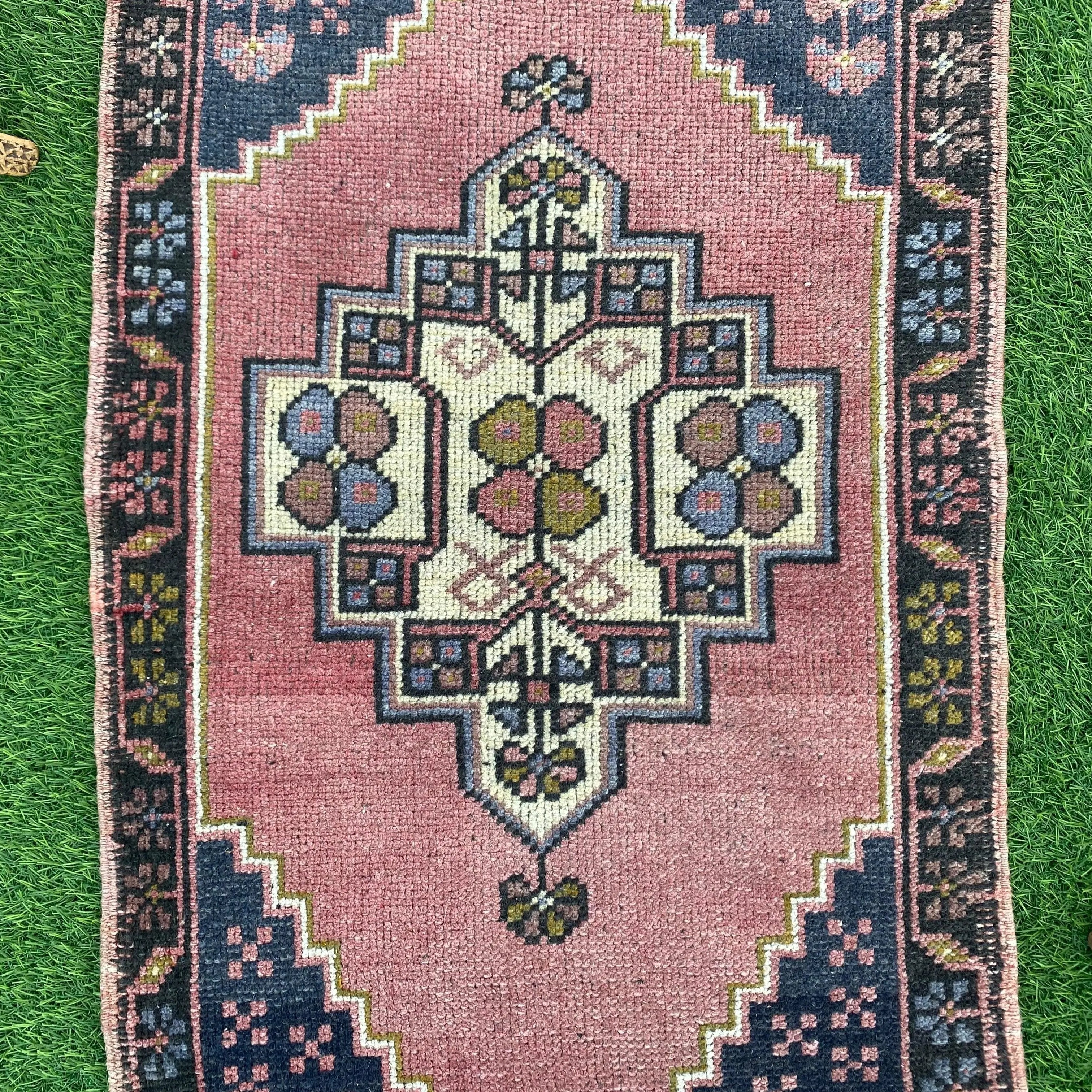 Abram 1'8'' x 3'2''