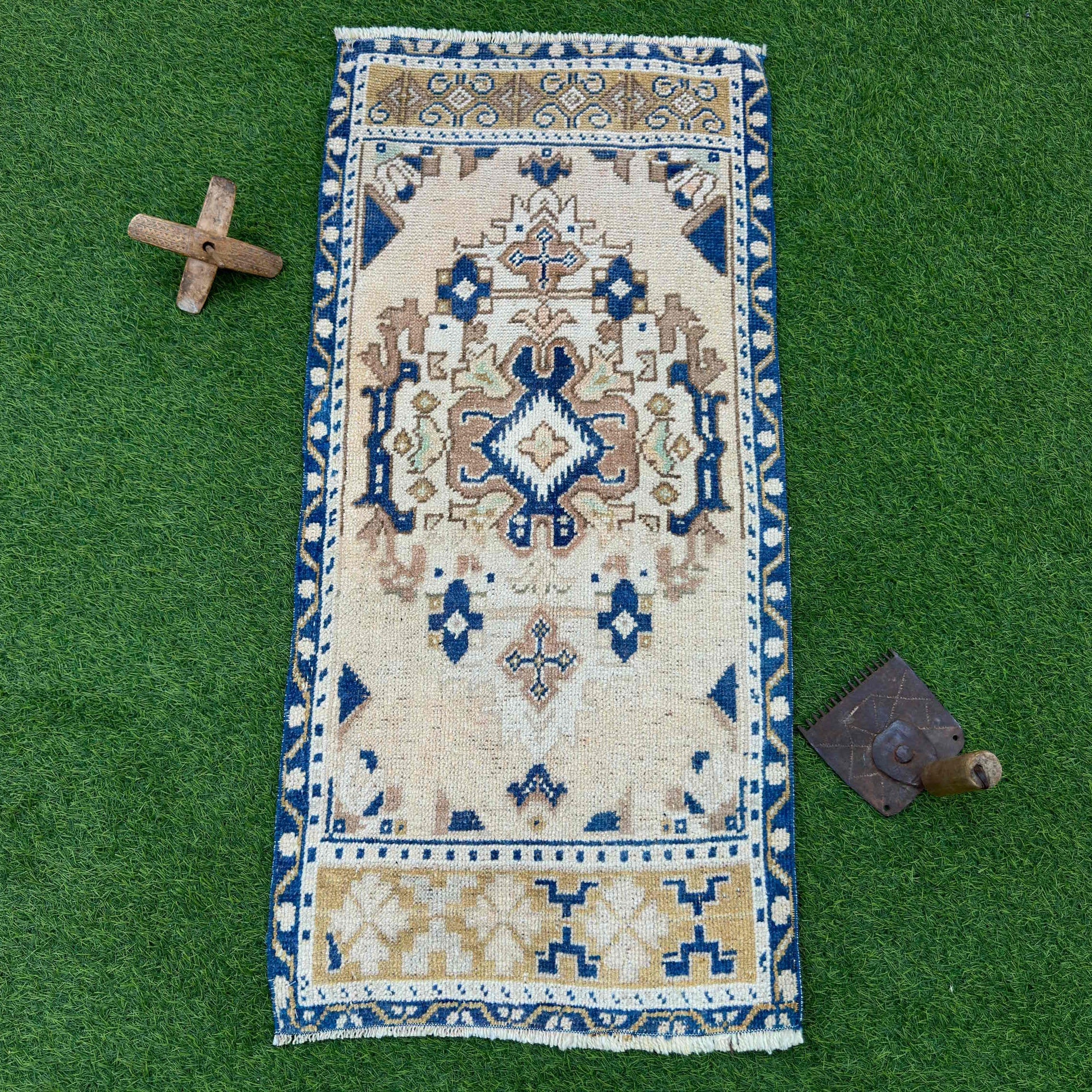 Ahyan 1'9'' x 3'8''