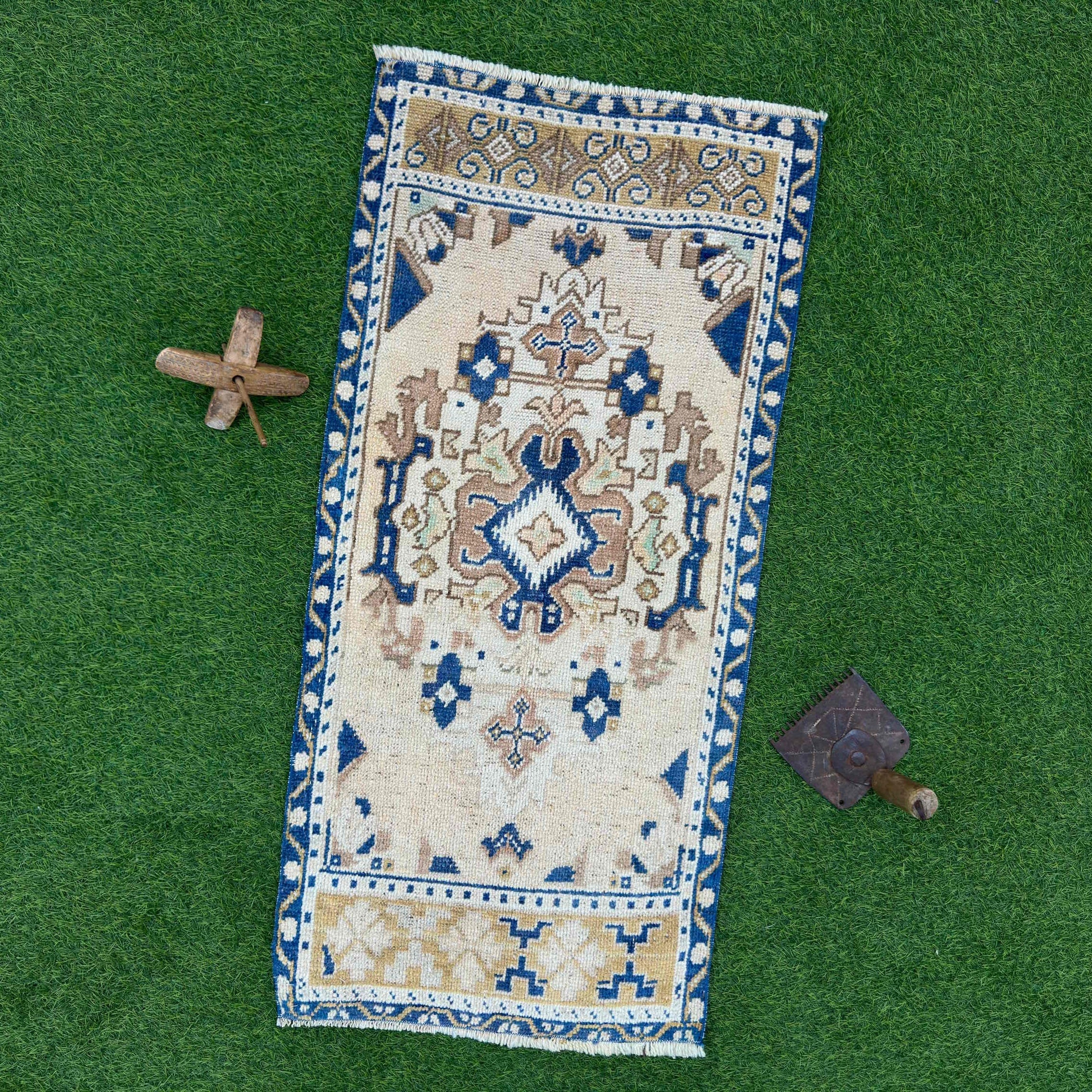 Ahyan 1'9'' x 3'8''