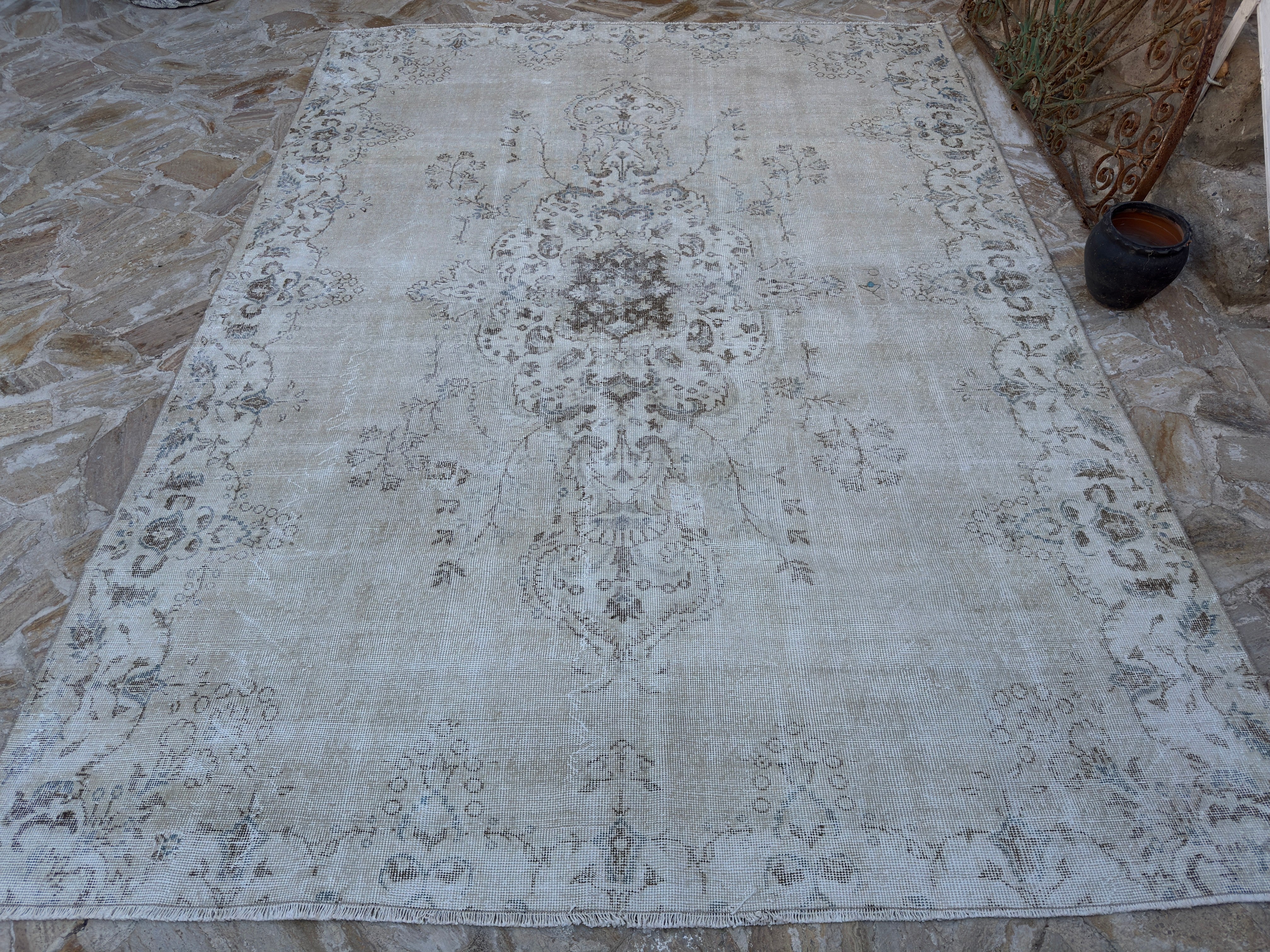 Aleen 7’7” x 10’4”