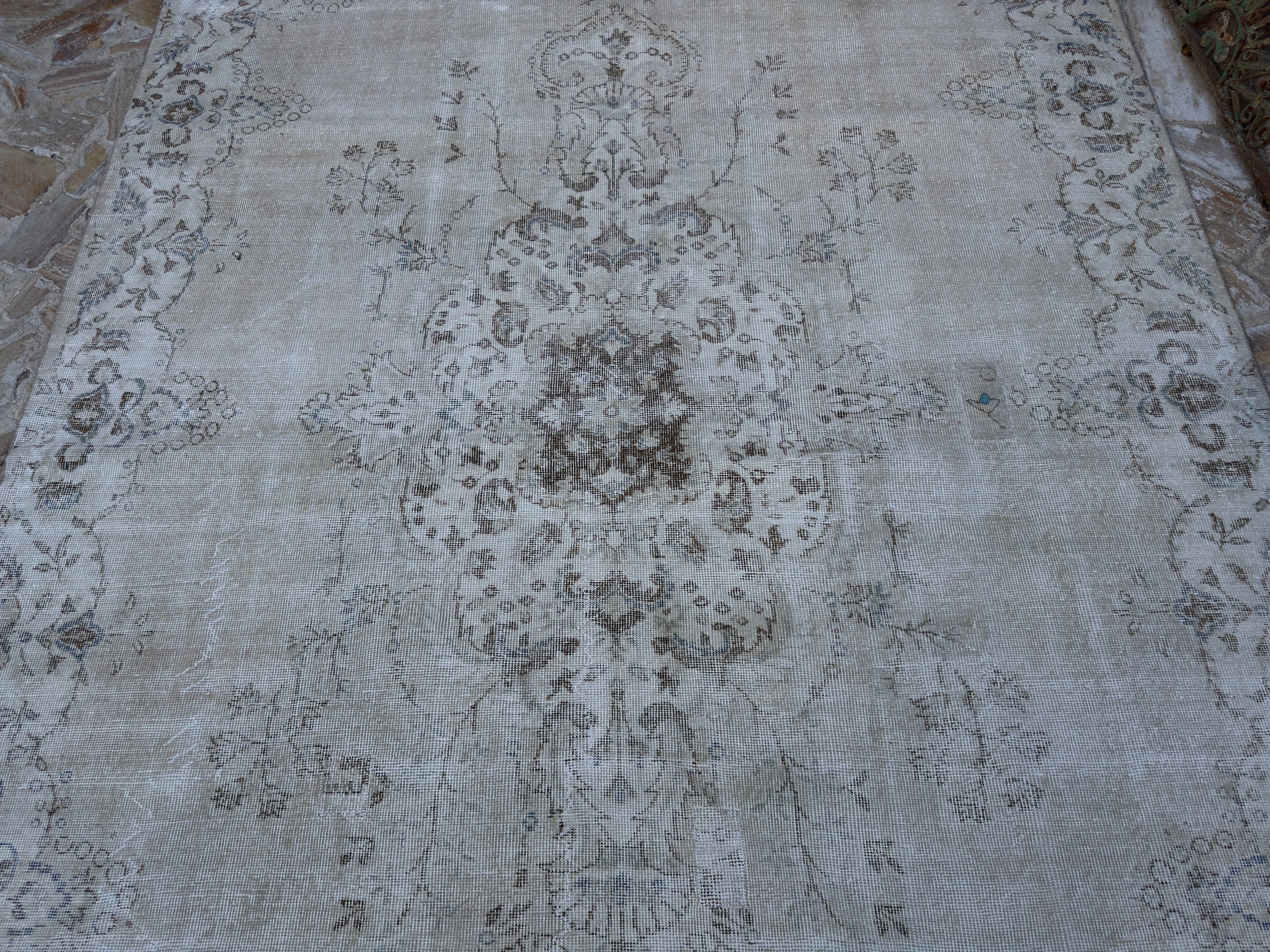 Aleen 7’7” x 10’4”