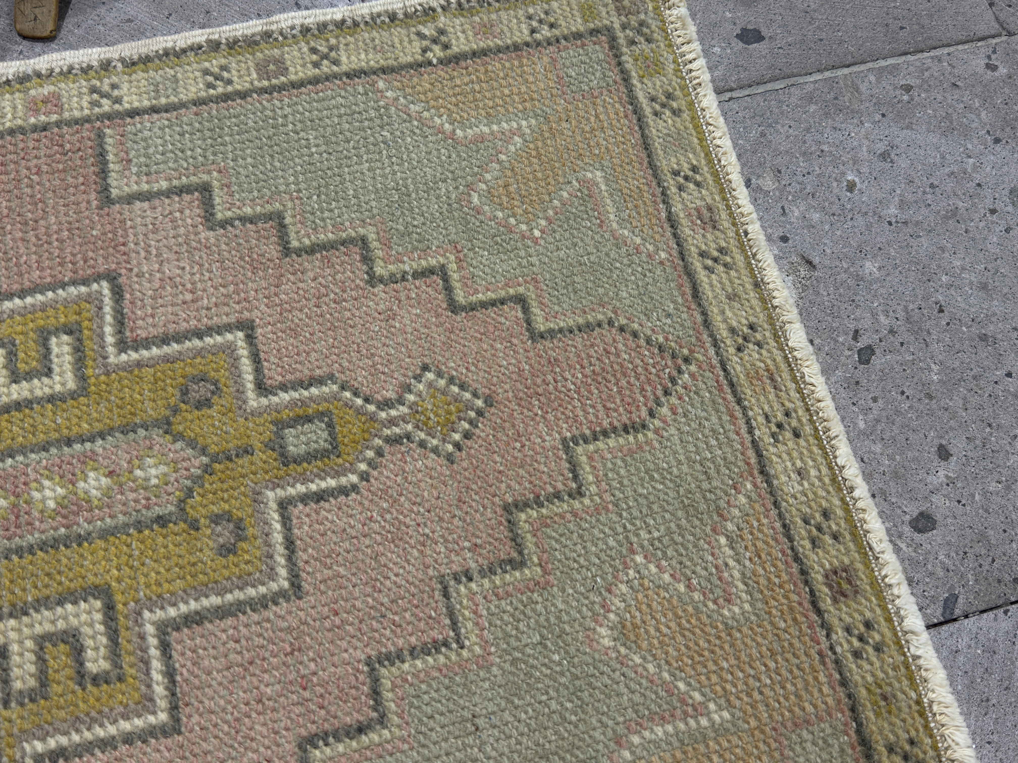 Alie 1’8” x 3’2”