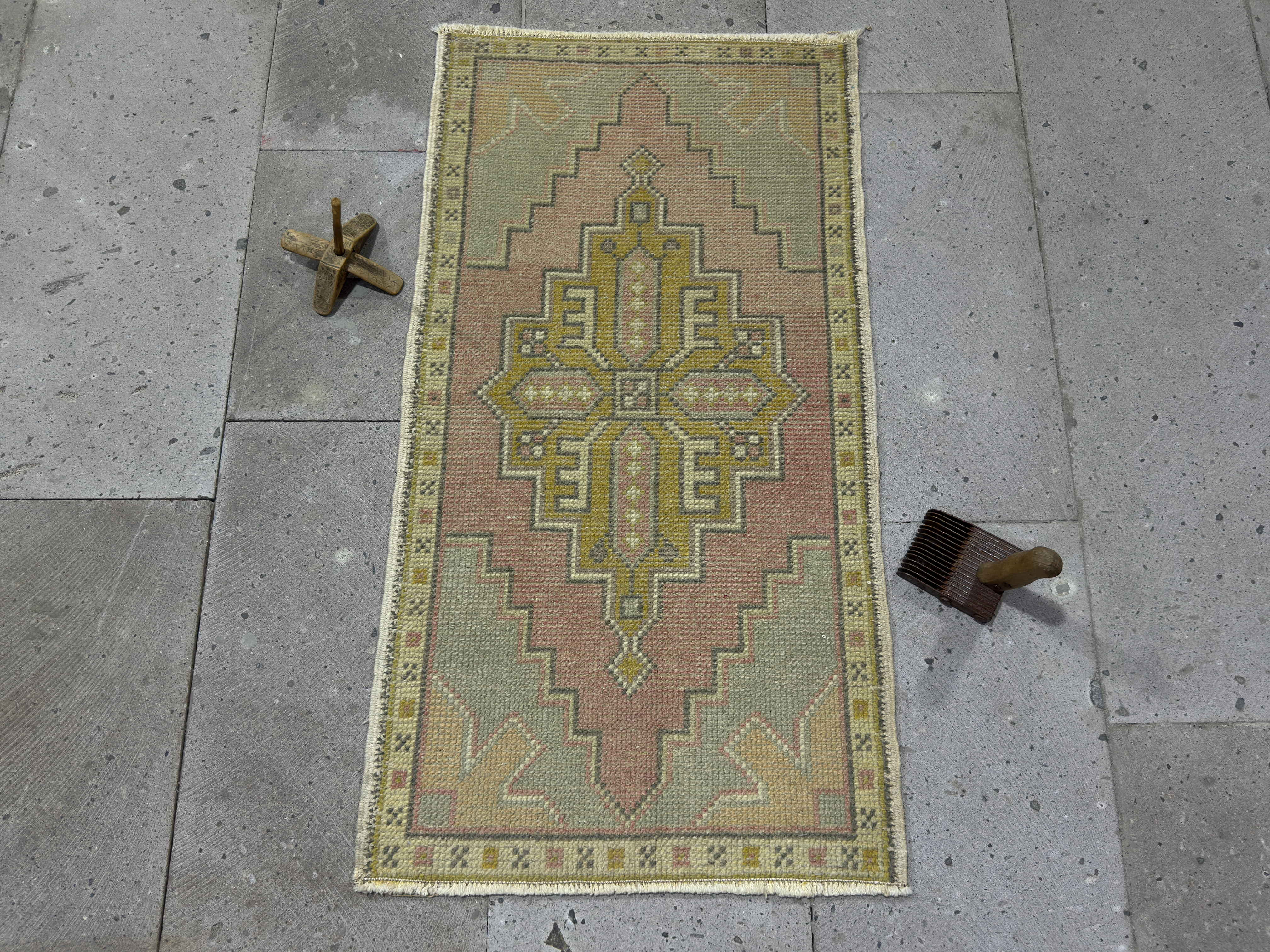 Alie 1’8” x 3’2”