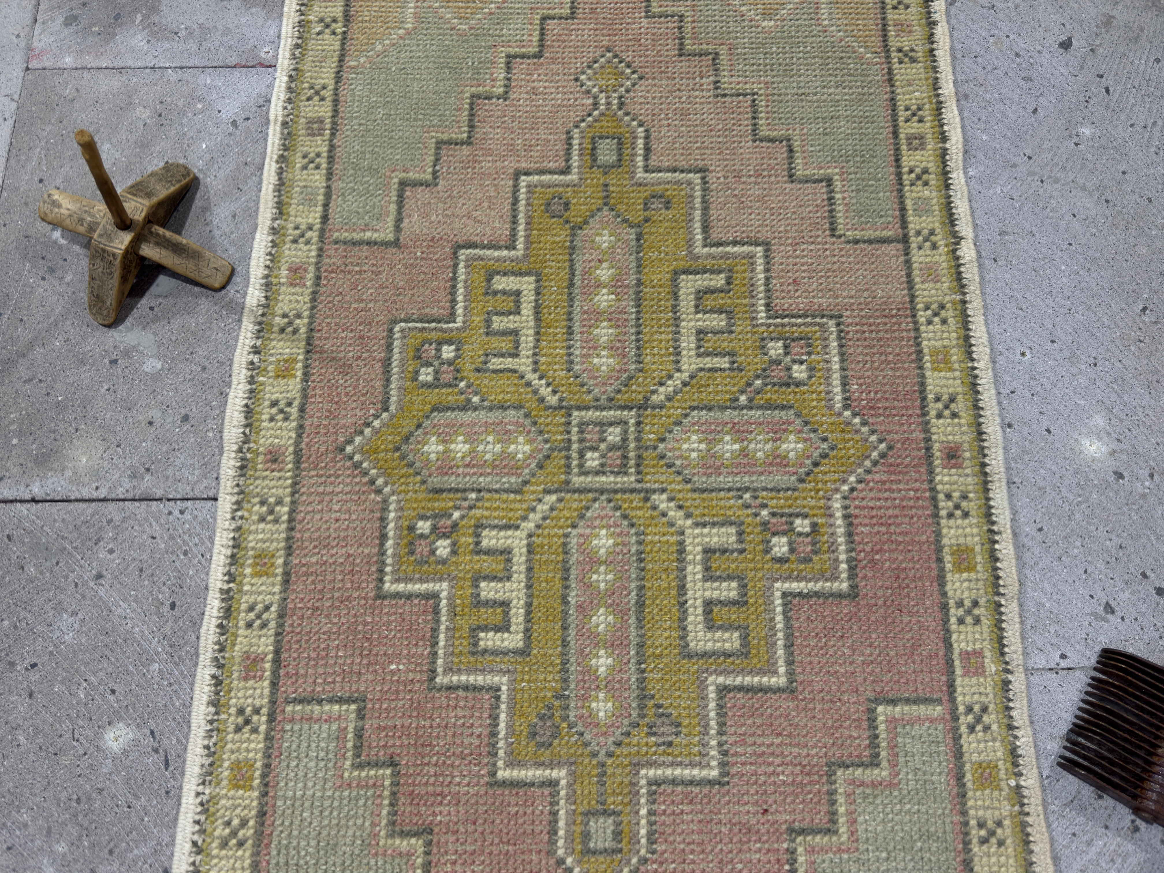 Alie 1’8” x 3’2”