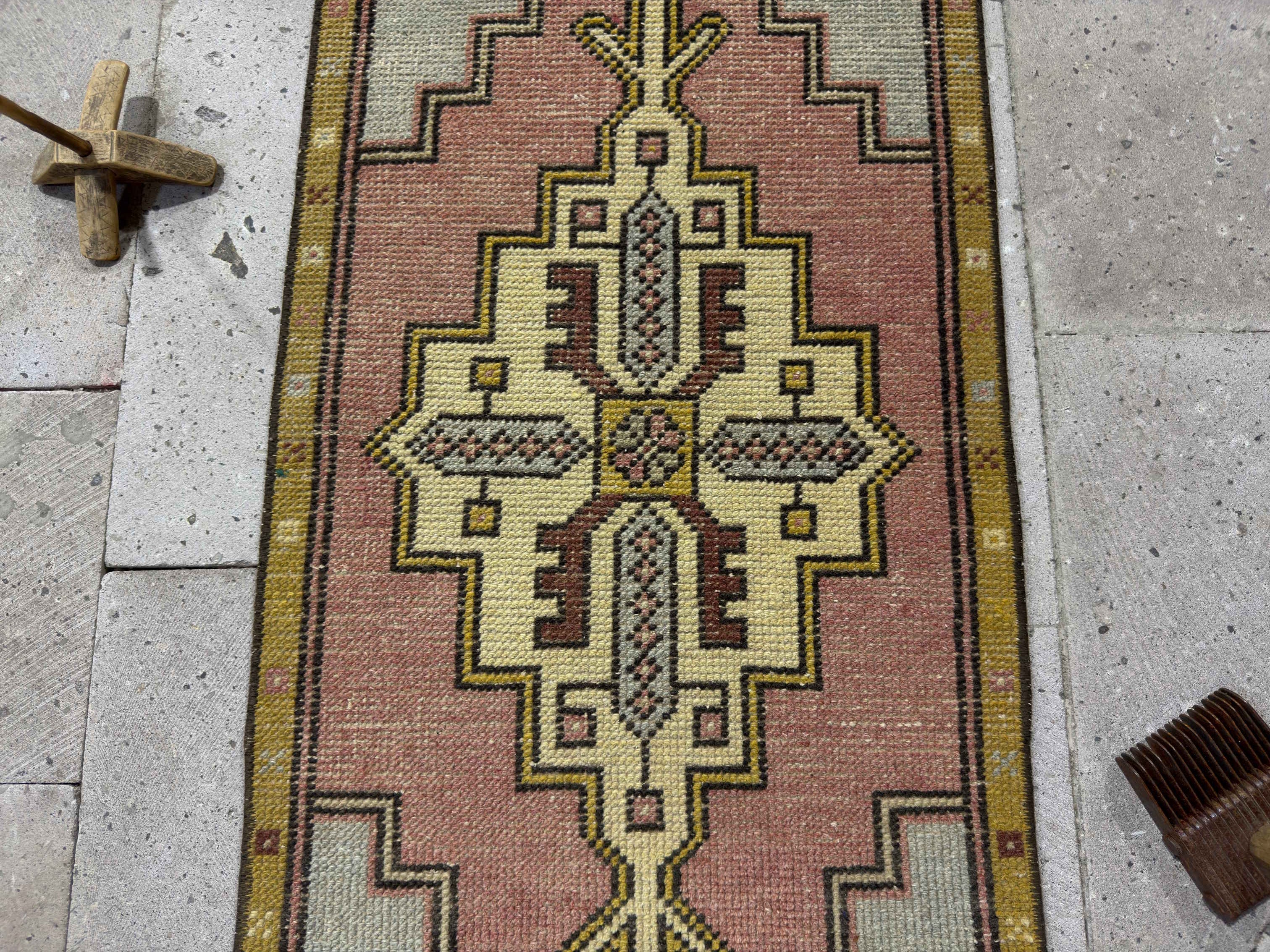 Aura 1’6” x 3’5”