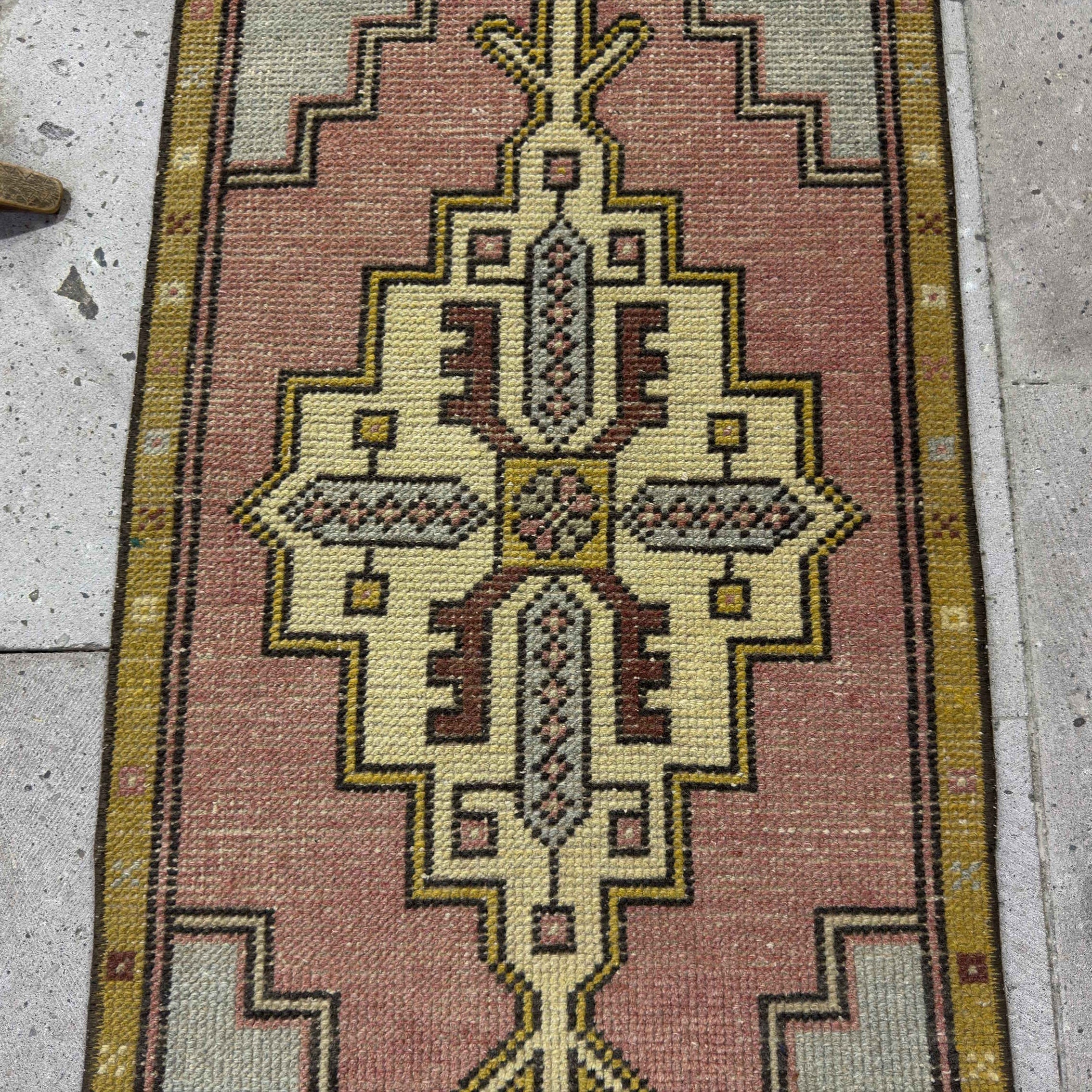 Aura 1’6” x 3’5”