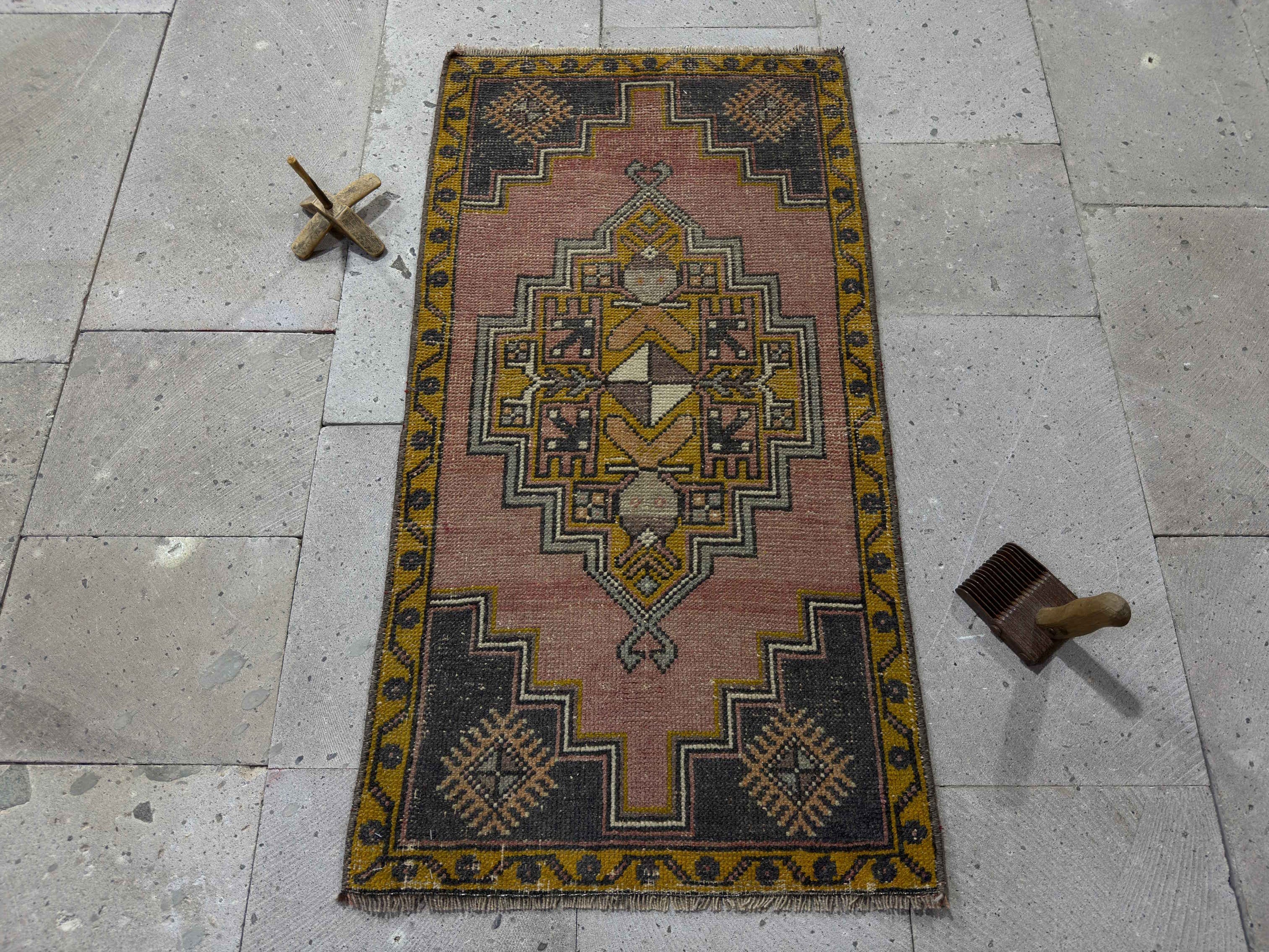 Auria 1’9” x 3’5”