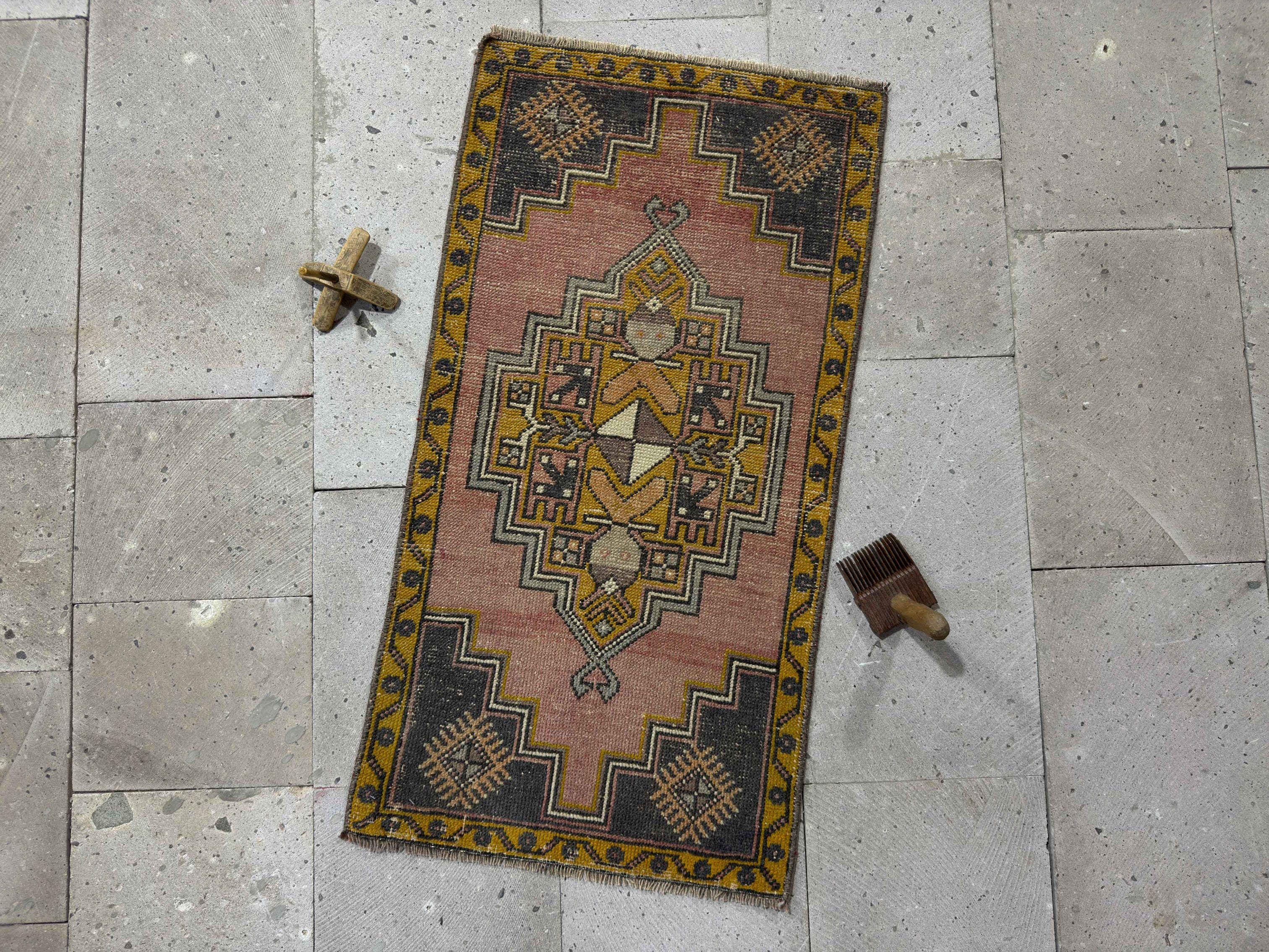 Auria 1’9” x 3’5”