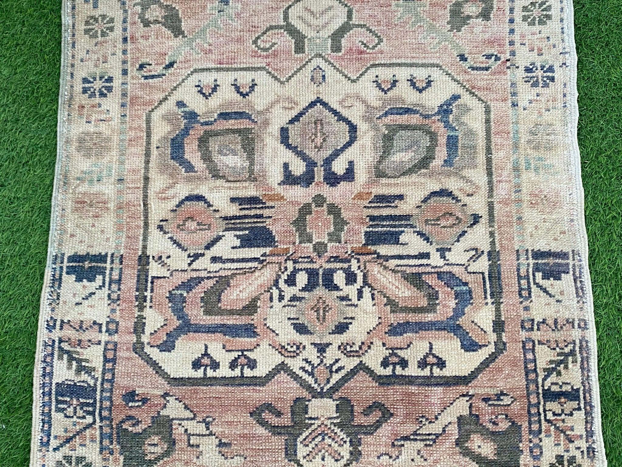 Barclay 2'4'' x 2'9''