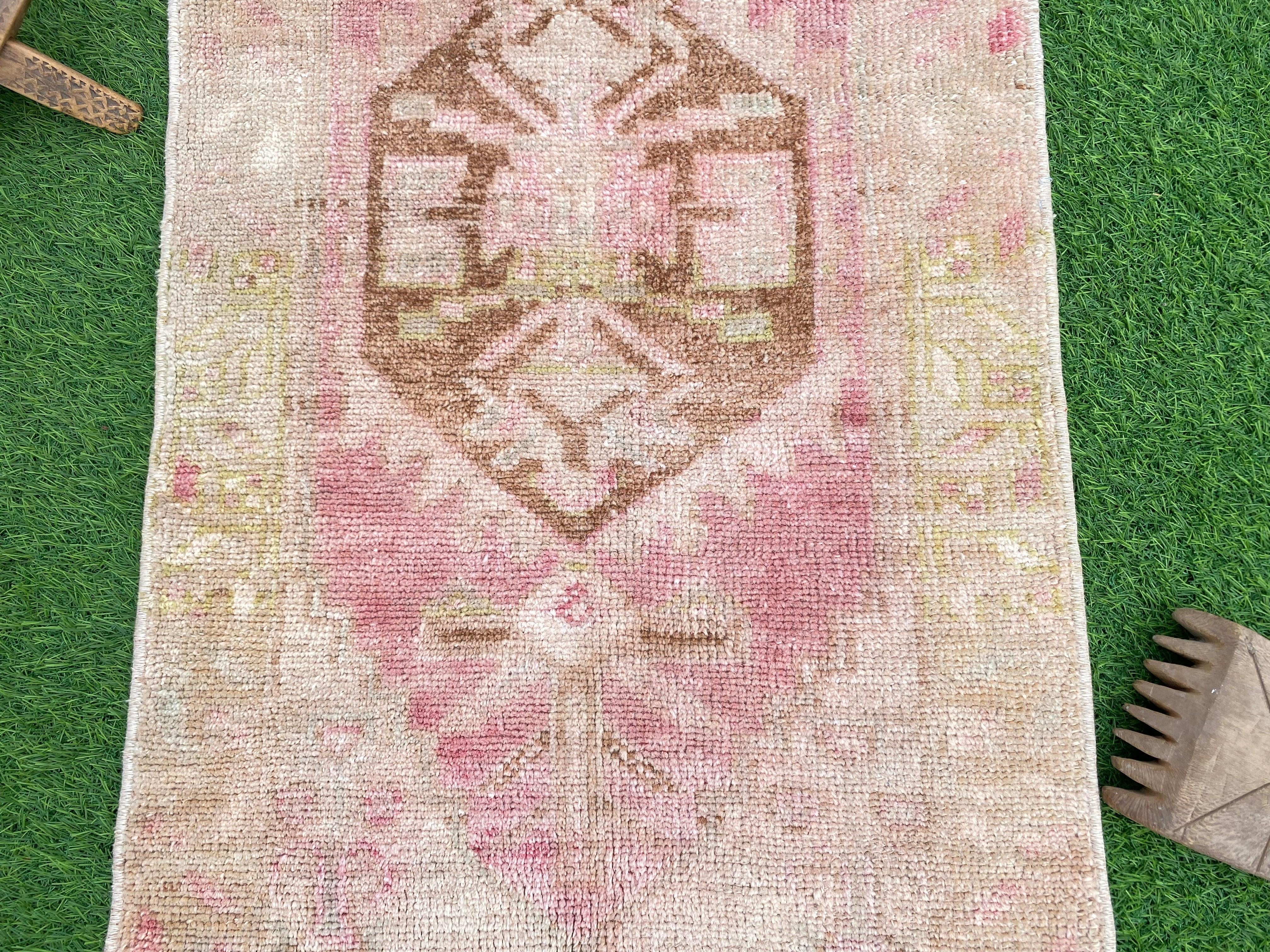 Benson 1'9'' x 2'7''