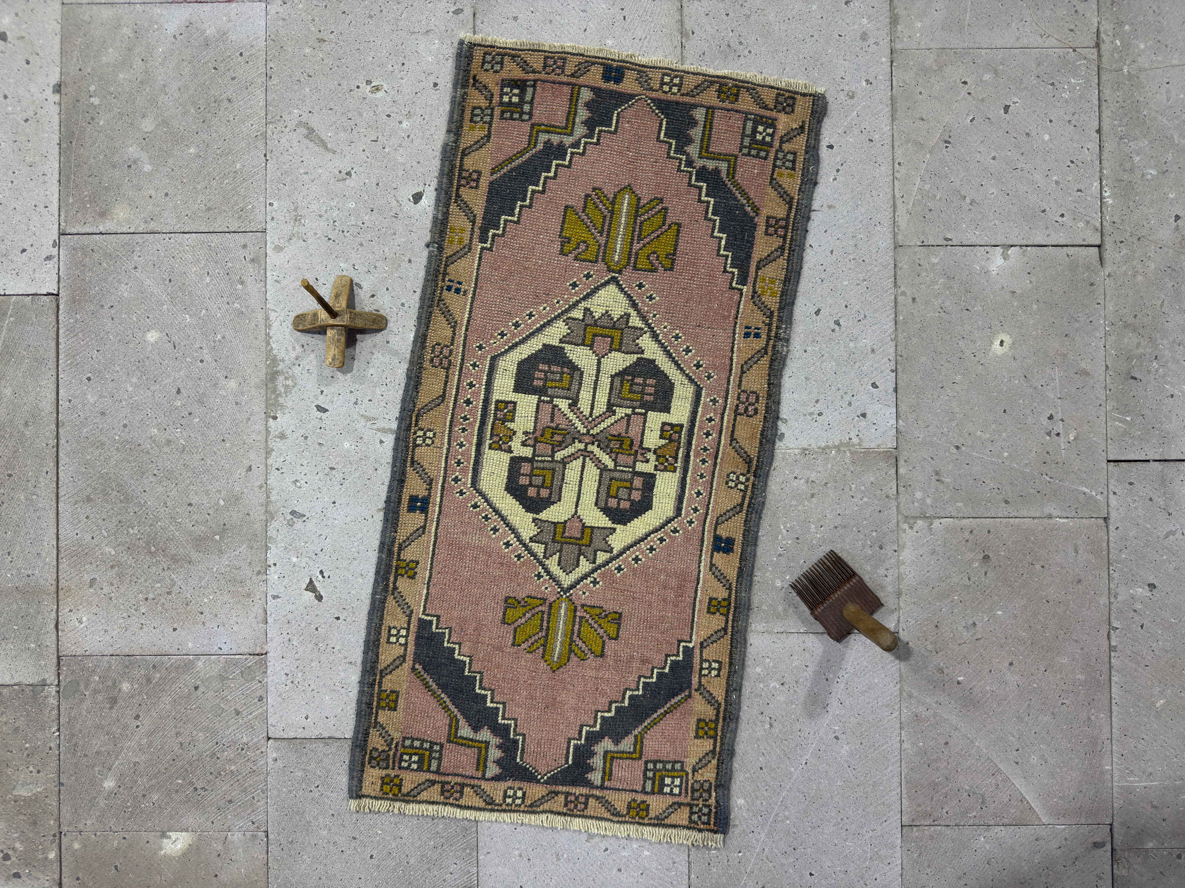 Beret 1’10” x 3’7”