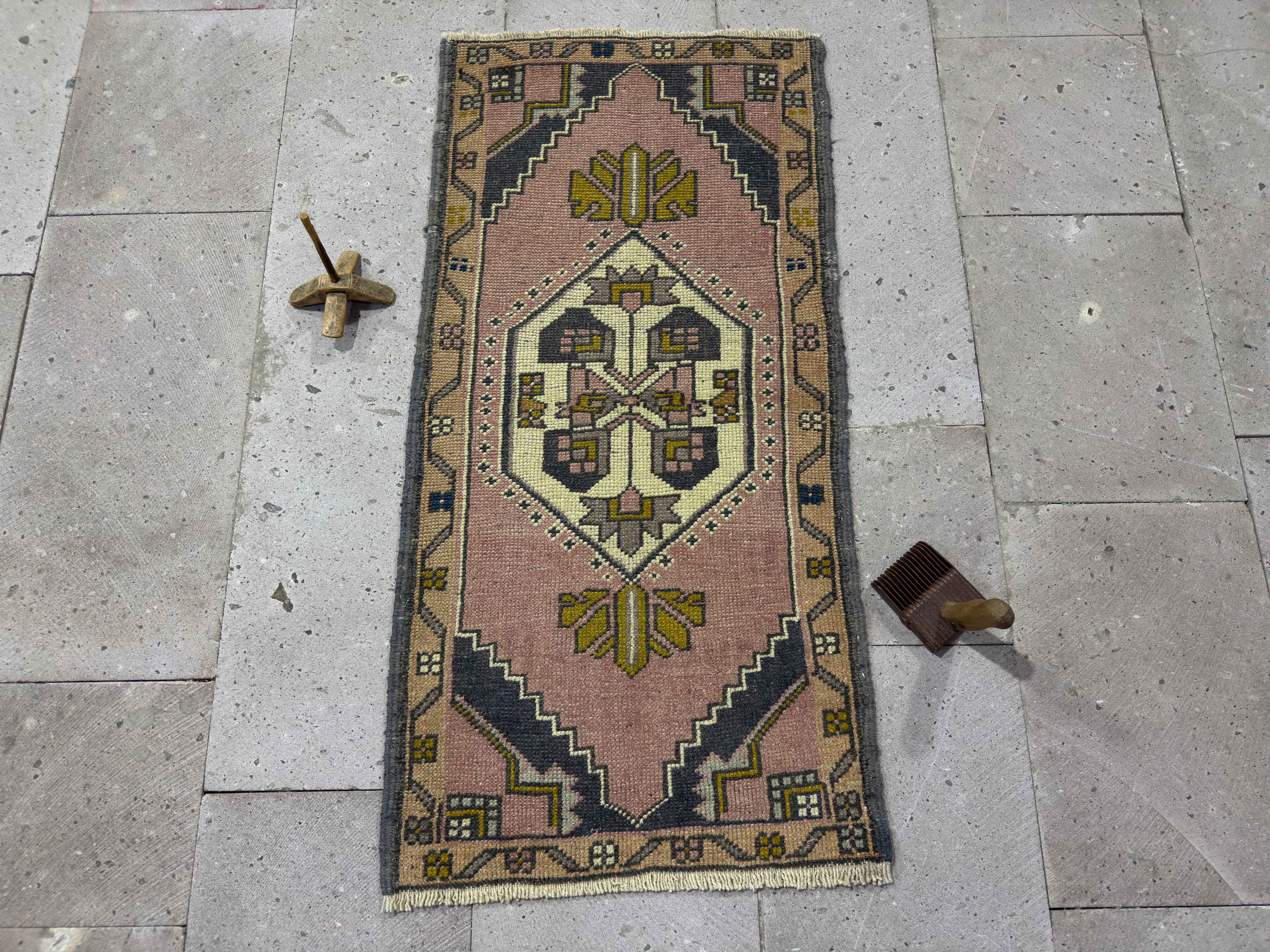 Beret 1’10” x 3’7”