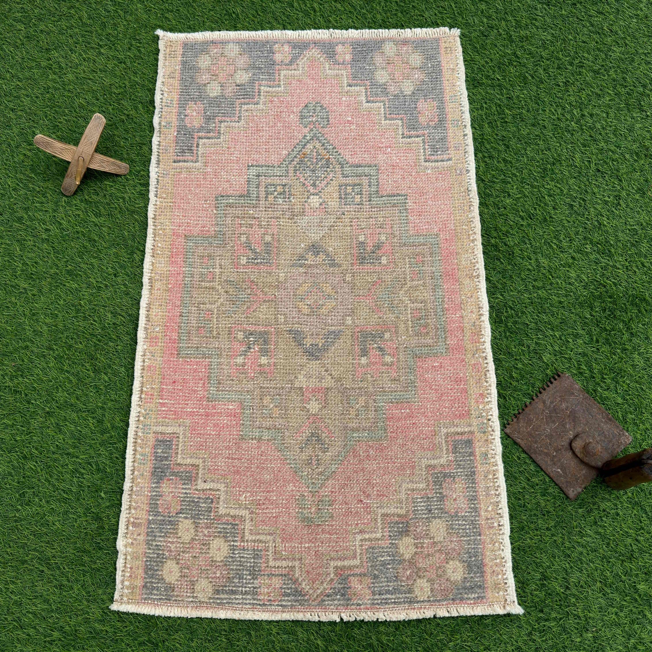 Colton 1'8'' x 3'