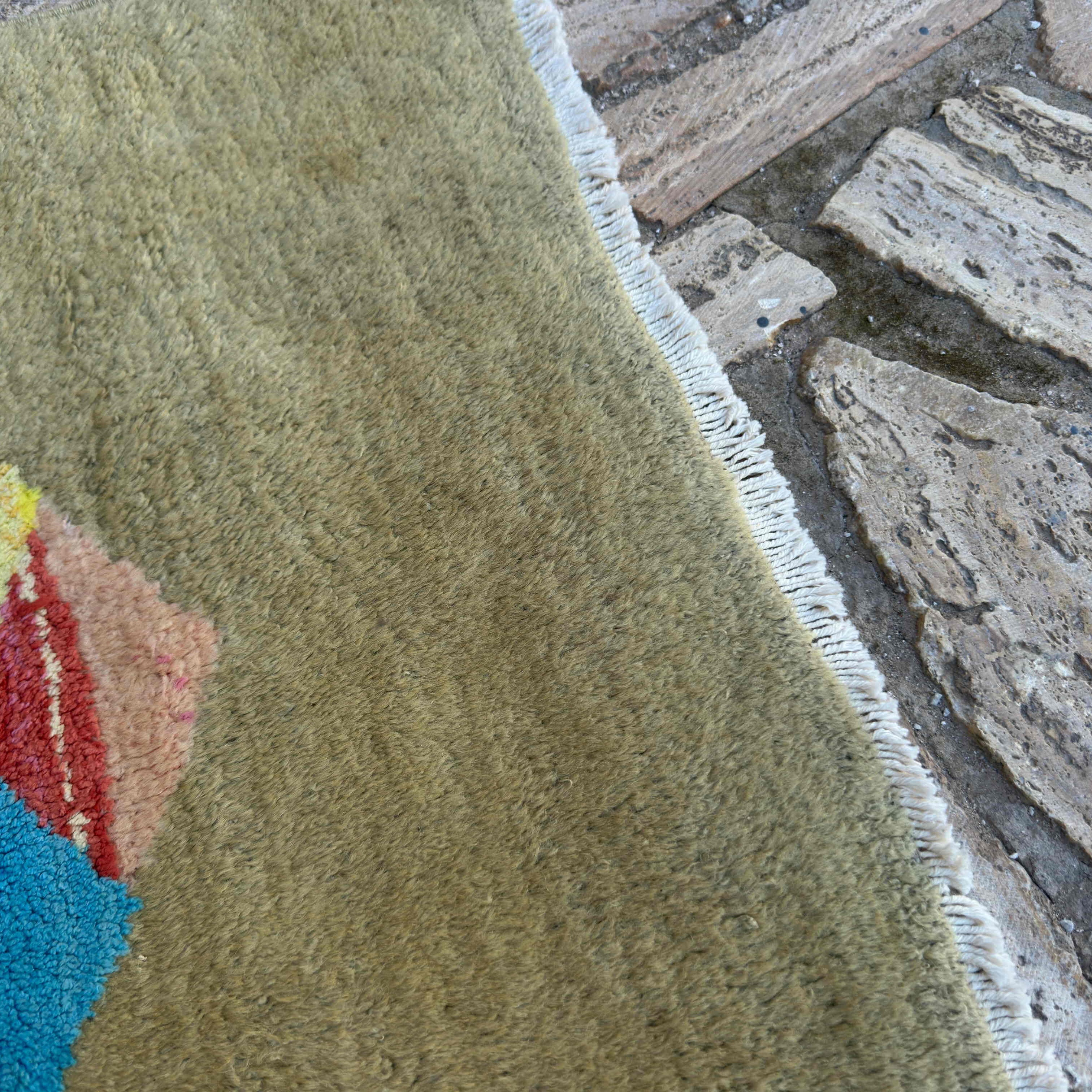 Deanna 2'2'' x 4'4''