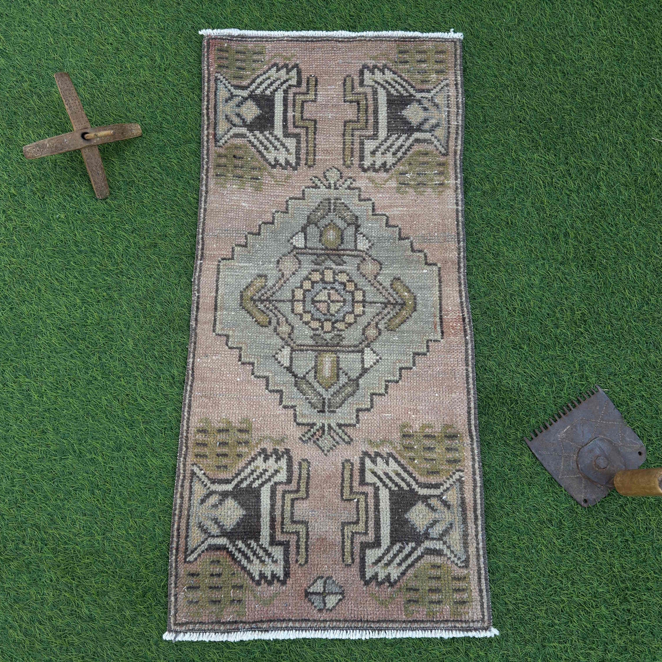 Dewi 1'3" x 3'