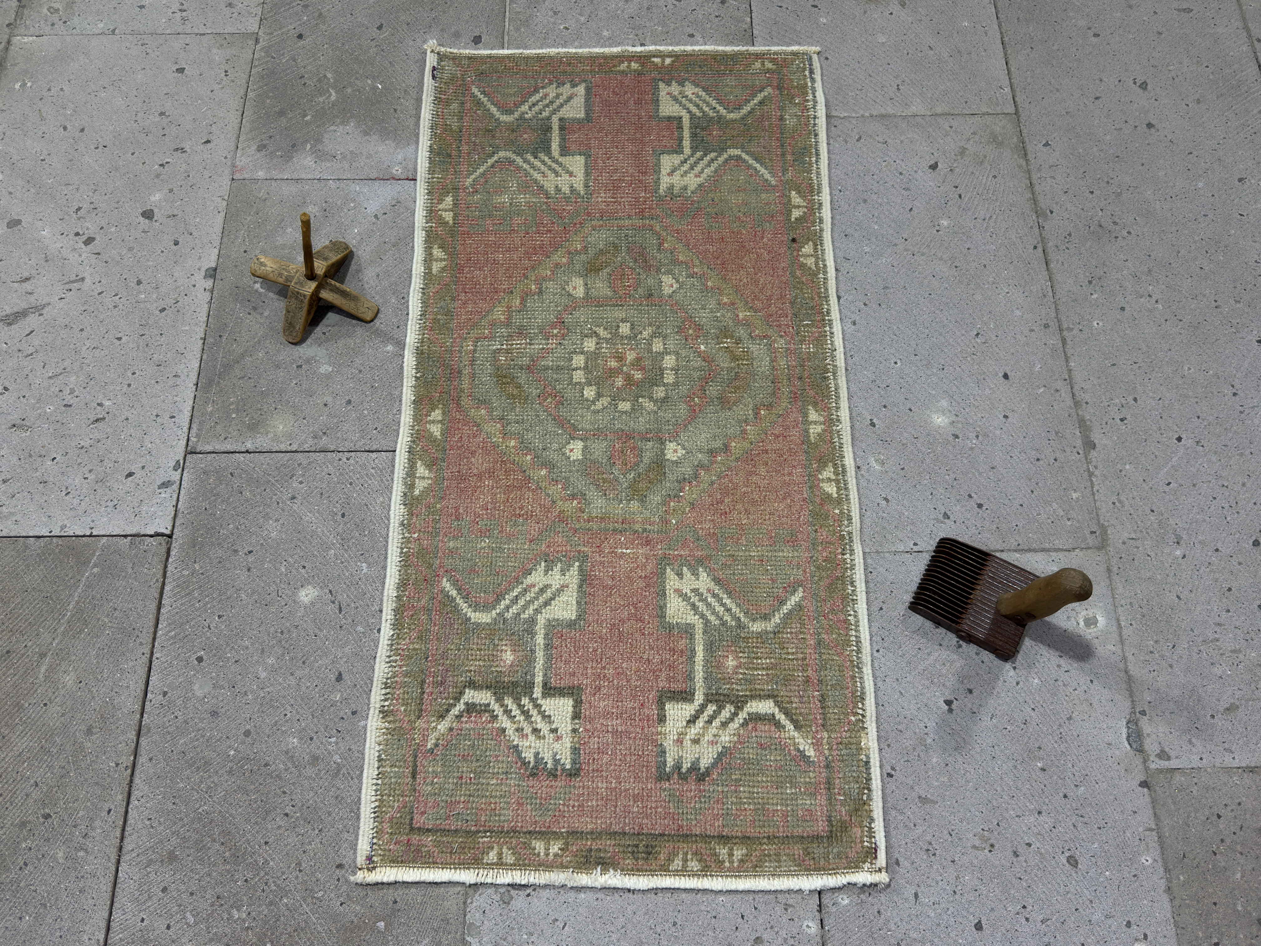 Diann 1’6” x 3’1”