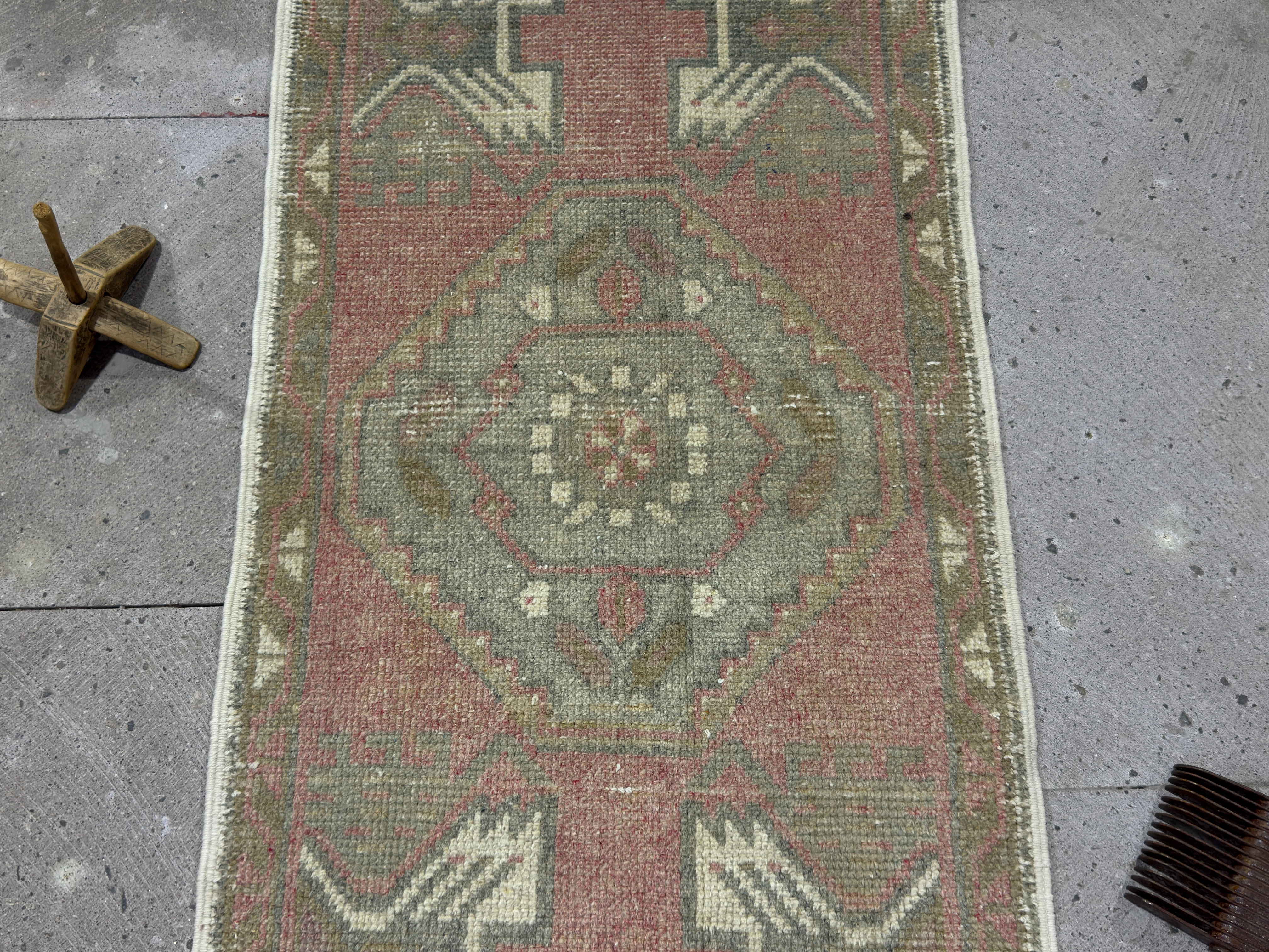 Diann 1’6” x 3’1”