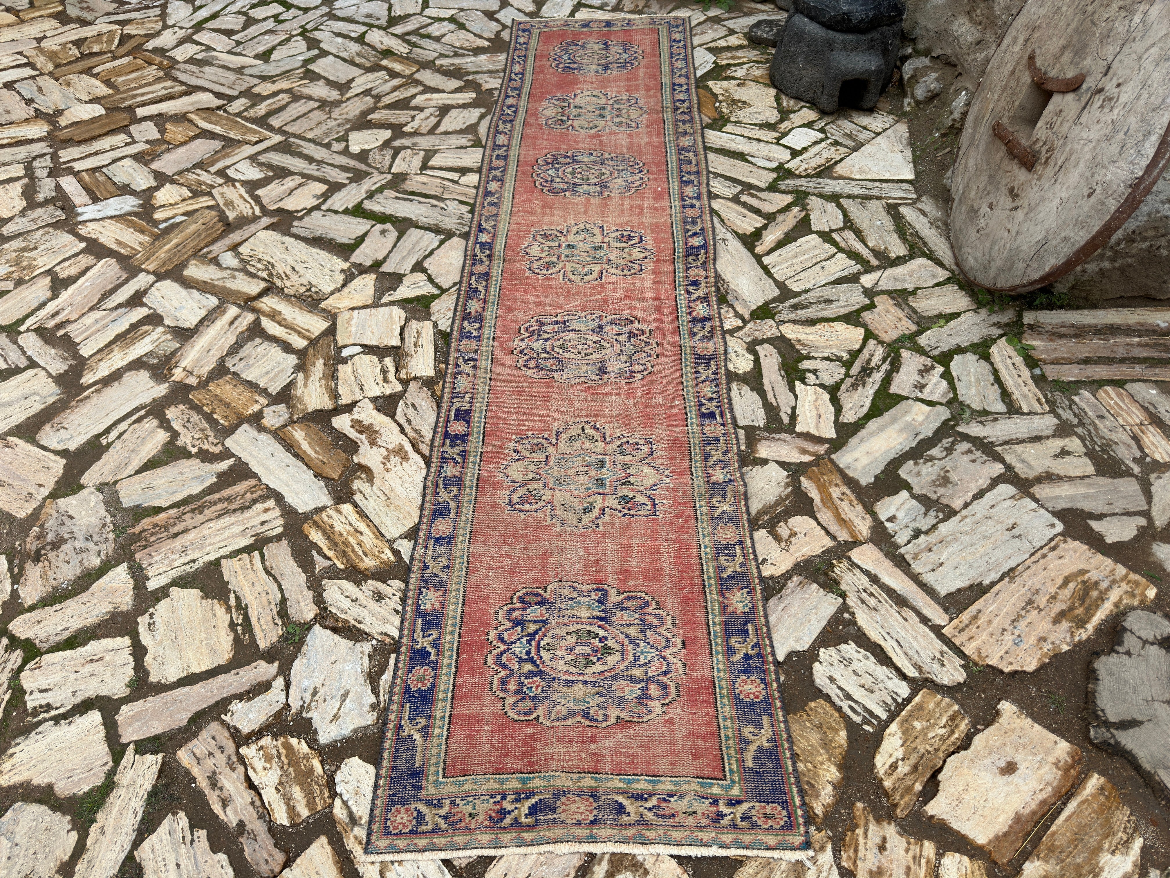 Earla 2'7'' x 11'2''
