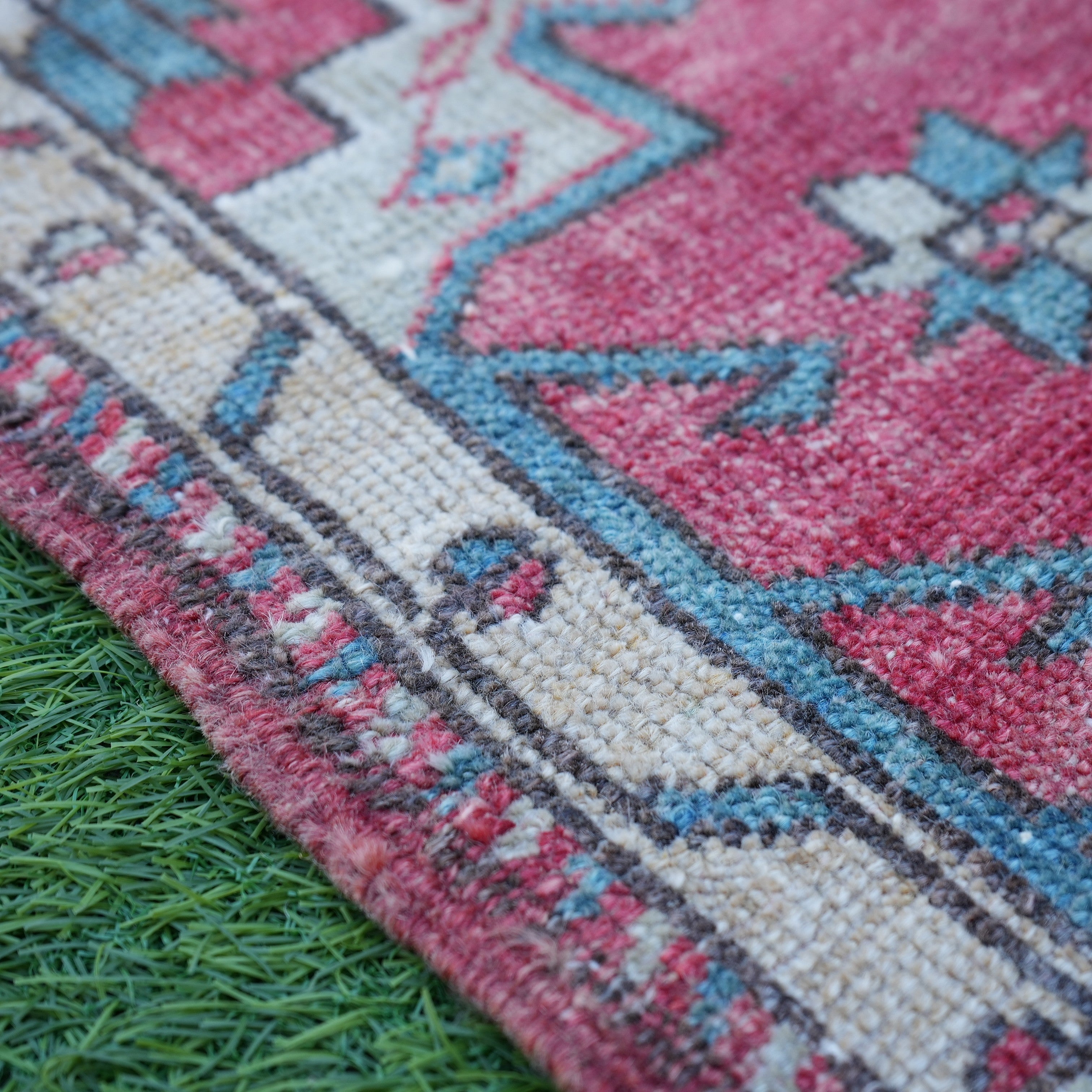 Ediva - Authentic Vintage Rug