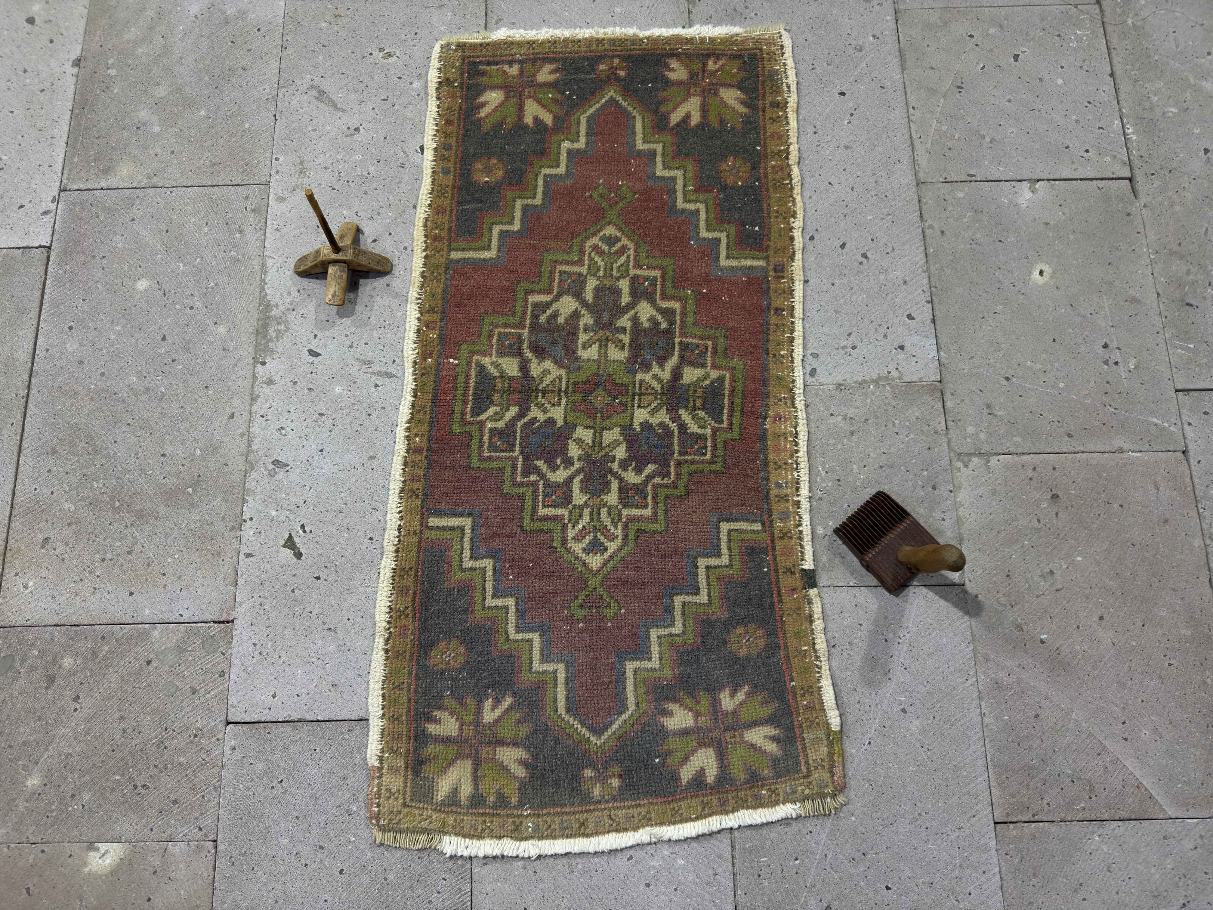 Elyse 1’10” x 3’8”