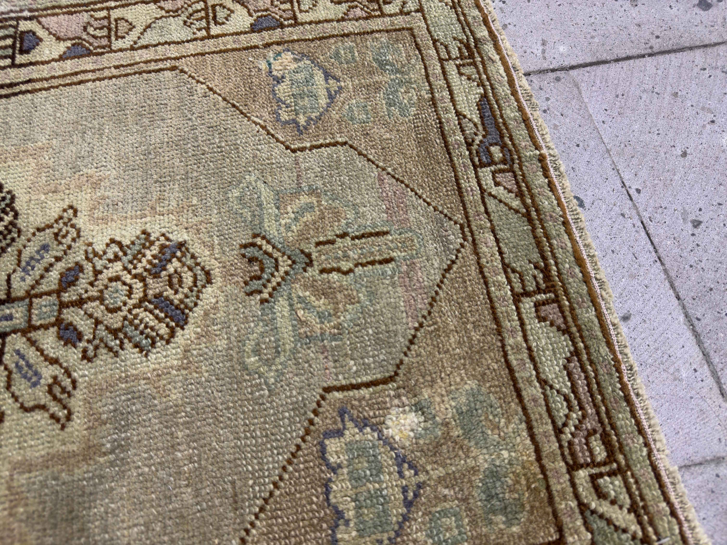 Gabi 2’1” x 2’10”