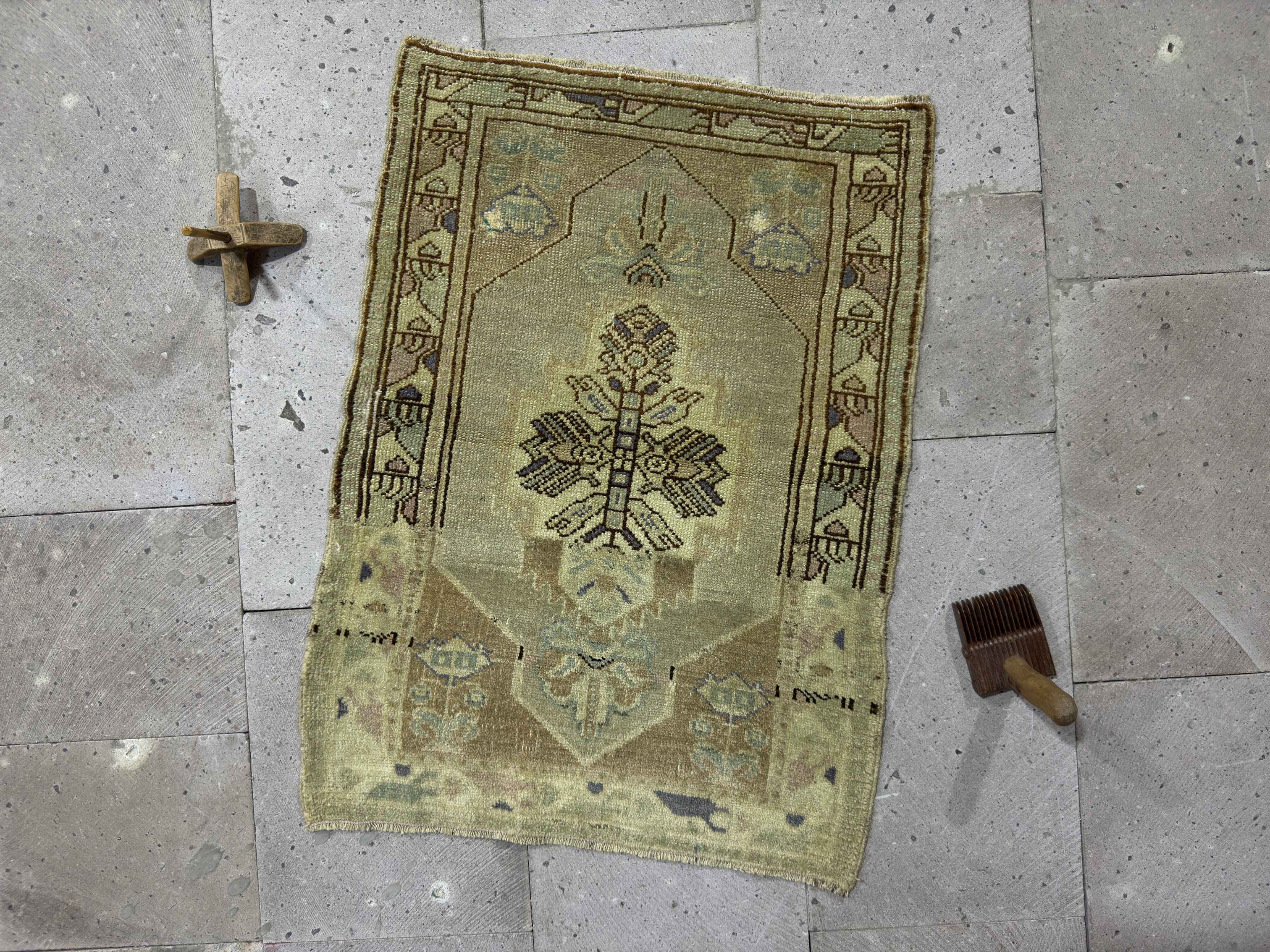 Gabi 2’1” x 2’10”