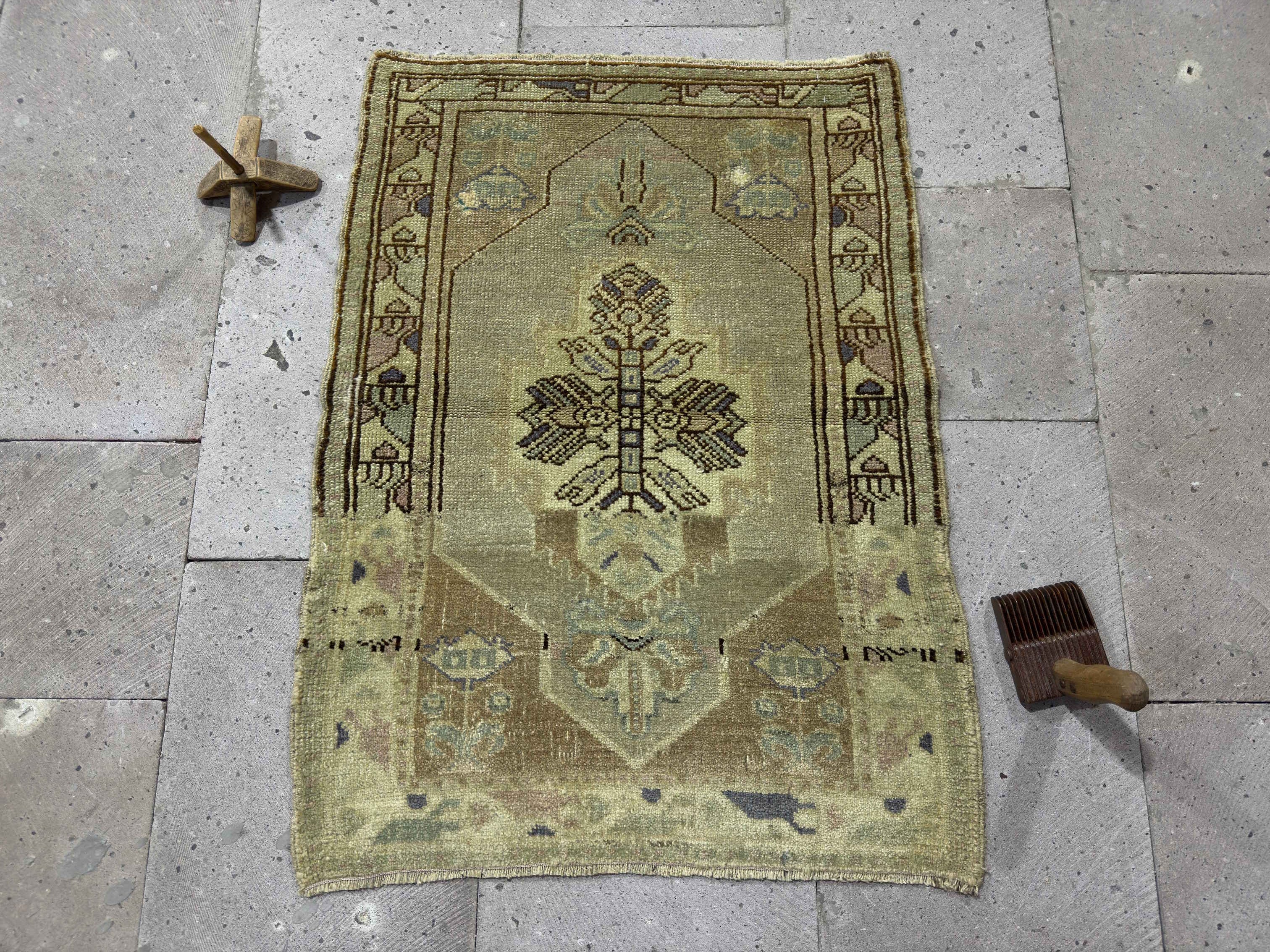 Gabi 2’1” x 2’10”