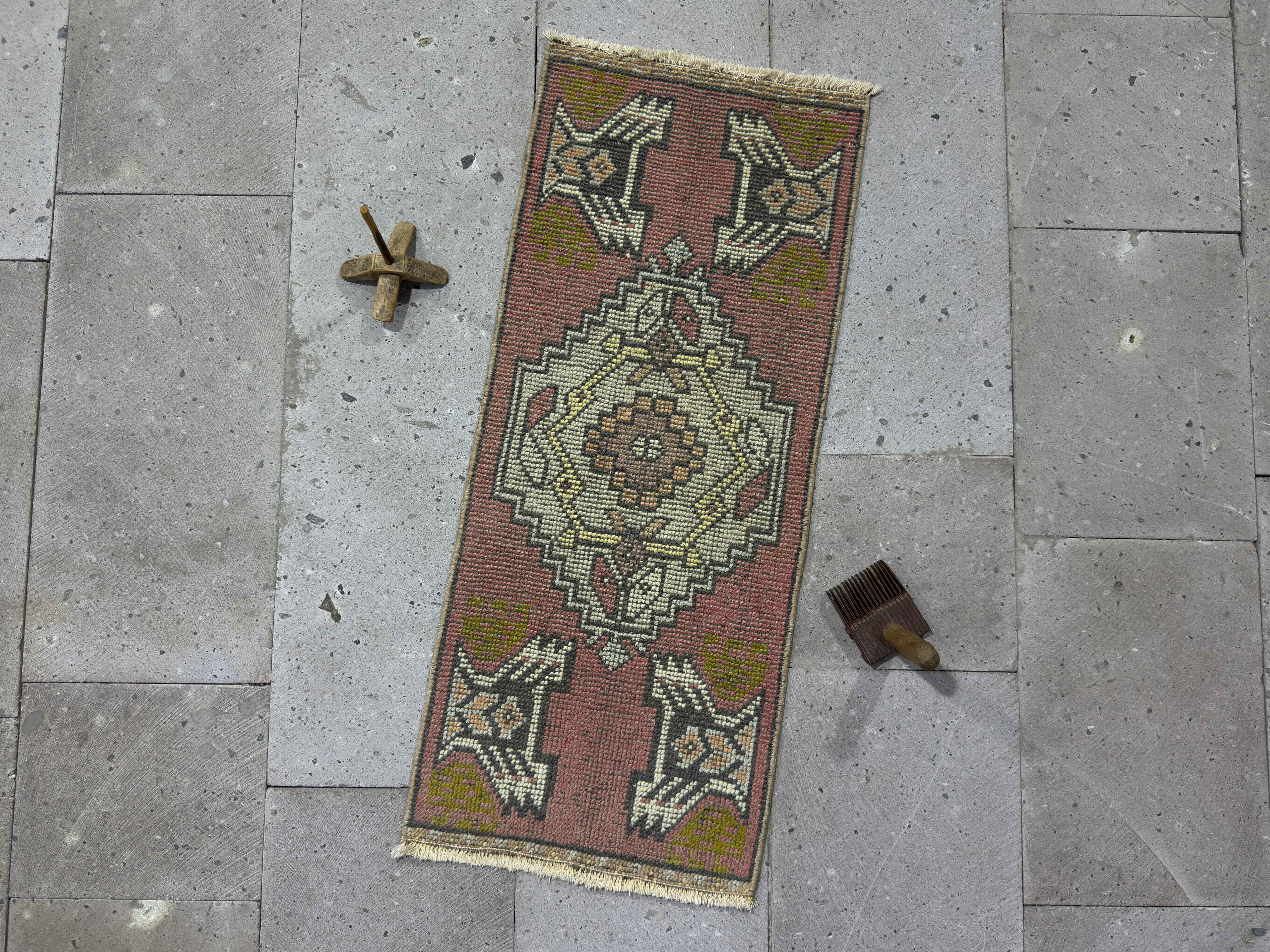 Glyn 1’4” x 3’3”