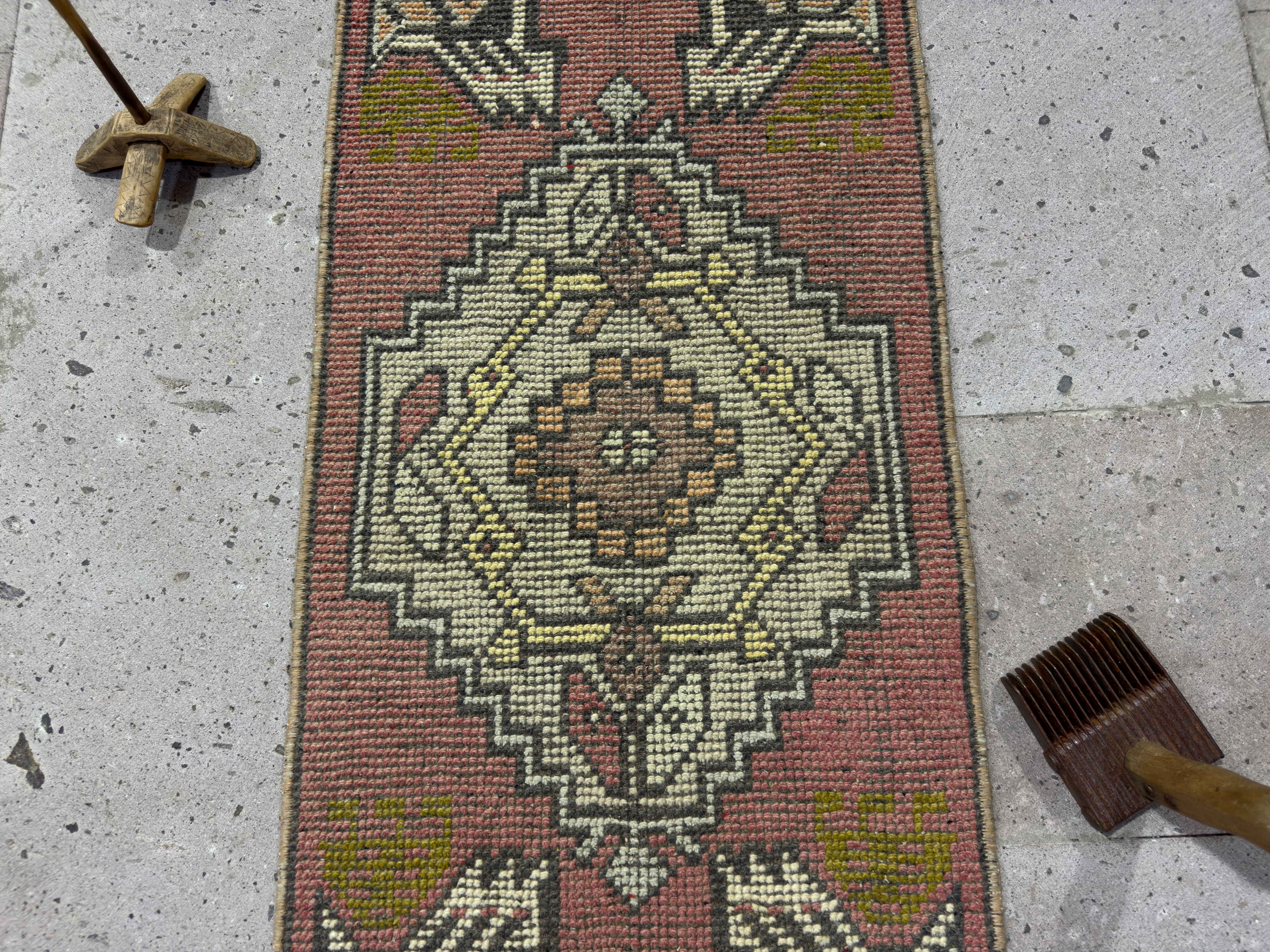 Glyn 1’4” x 3’3”