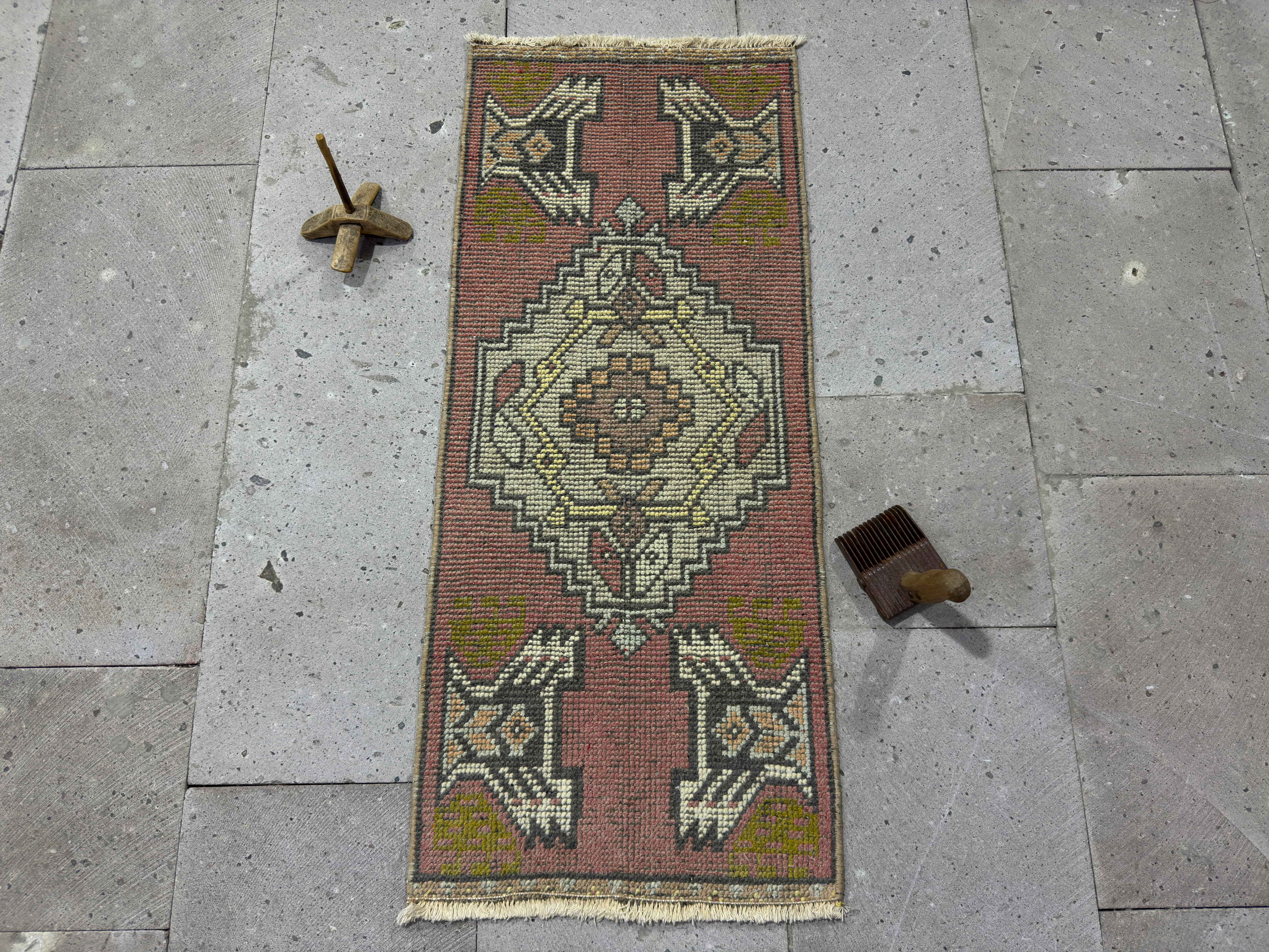 Glyn 1’4” x 3’3”