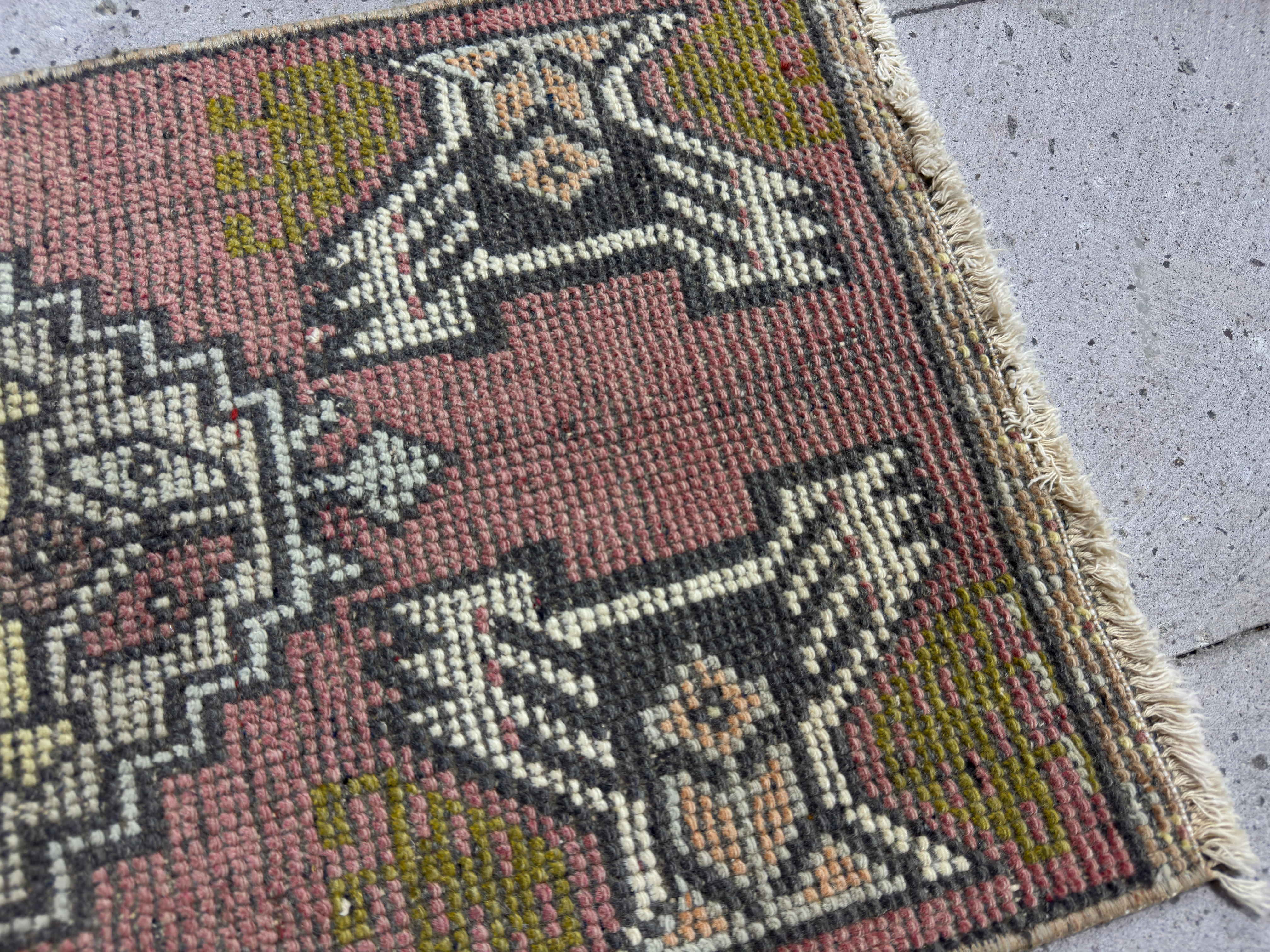 Glyn 1’4” x 3’3”