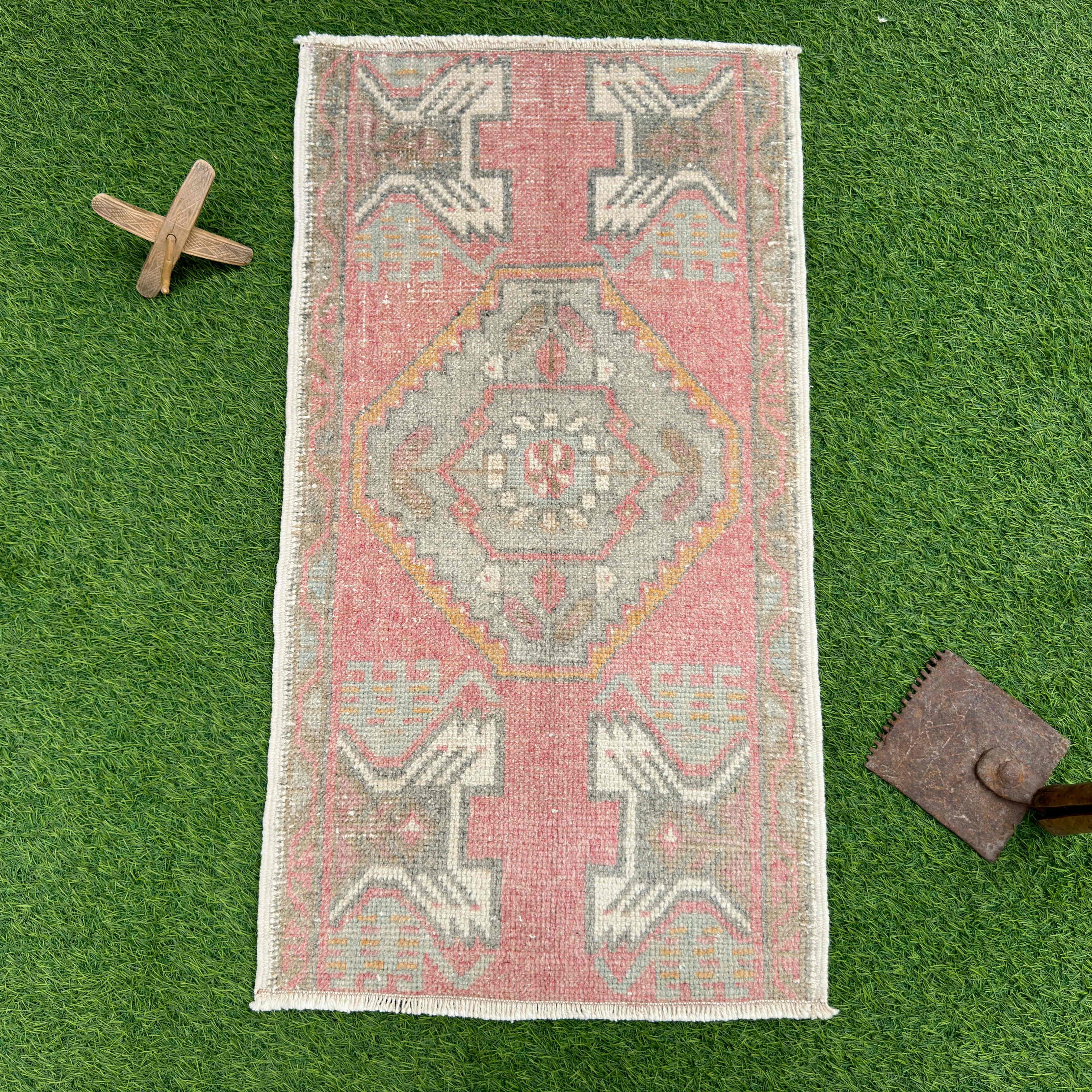 Grant 1'6'' x 2'10''