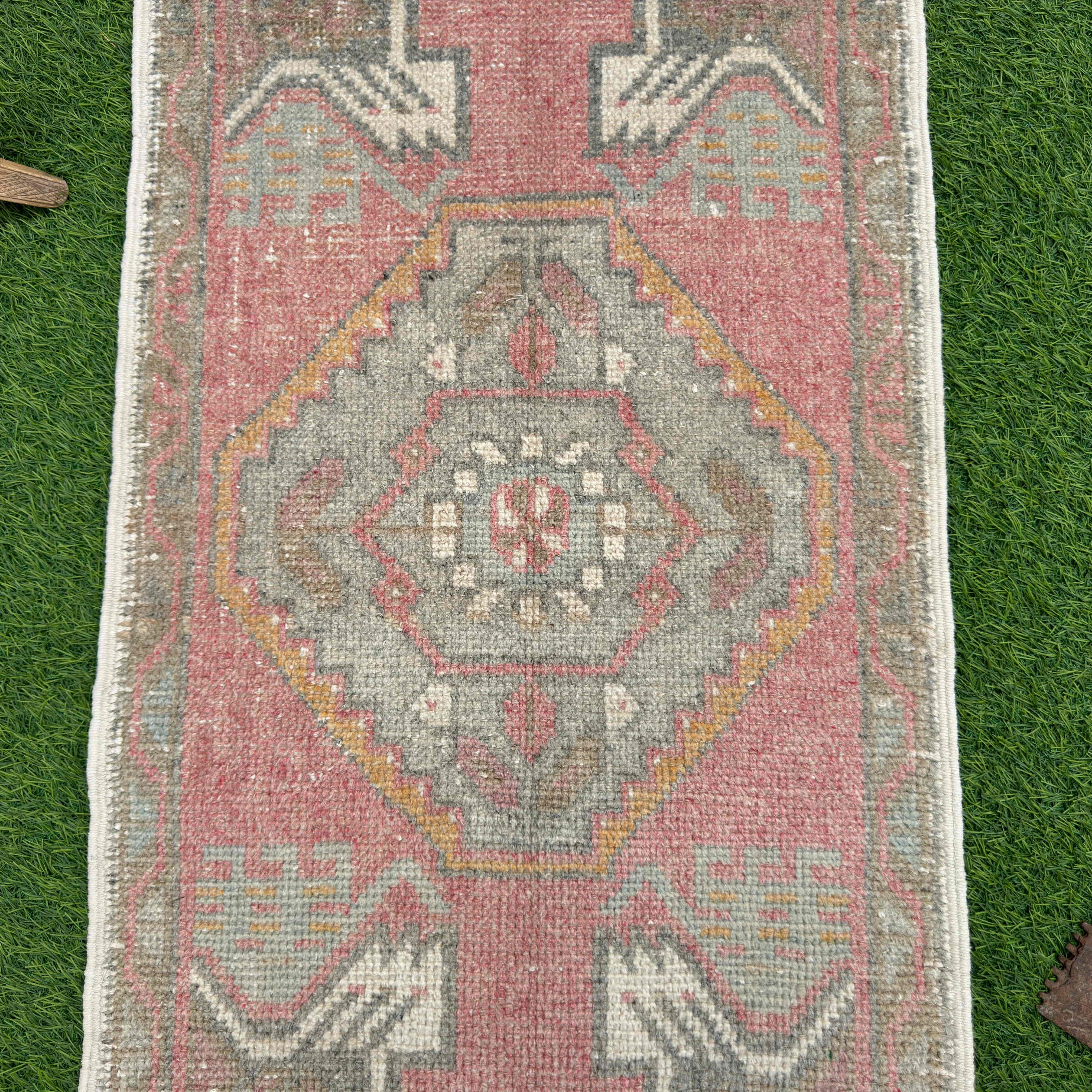 Grant 1'6'' x 2'10''
