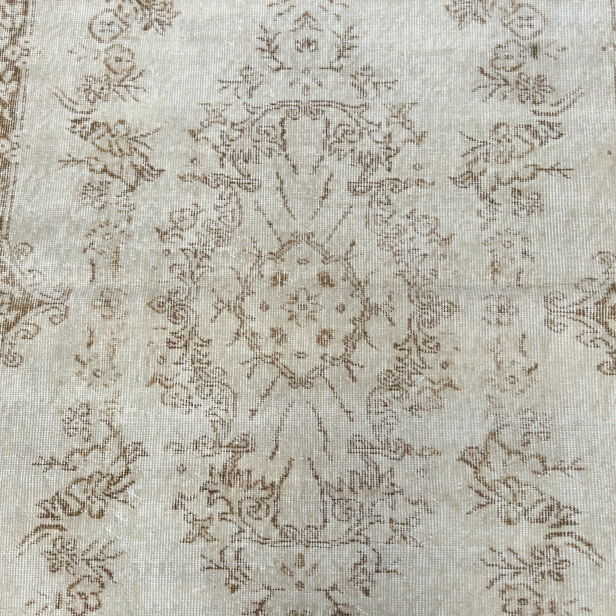 1970s beige Turkish handknotted rug with medallion design, hand-knotted weave and low pile.