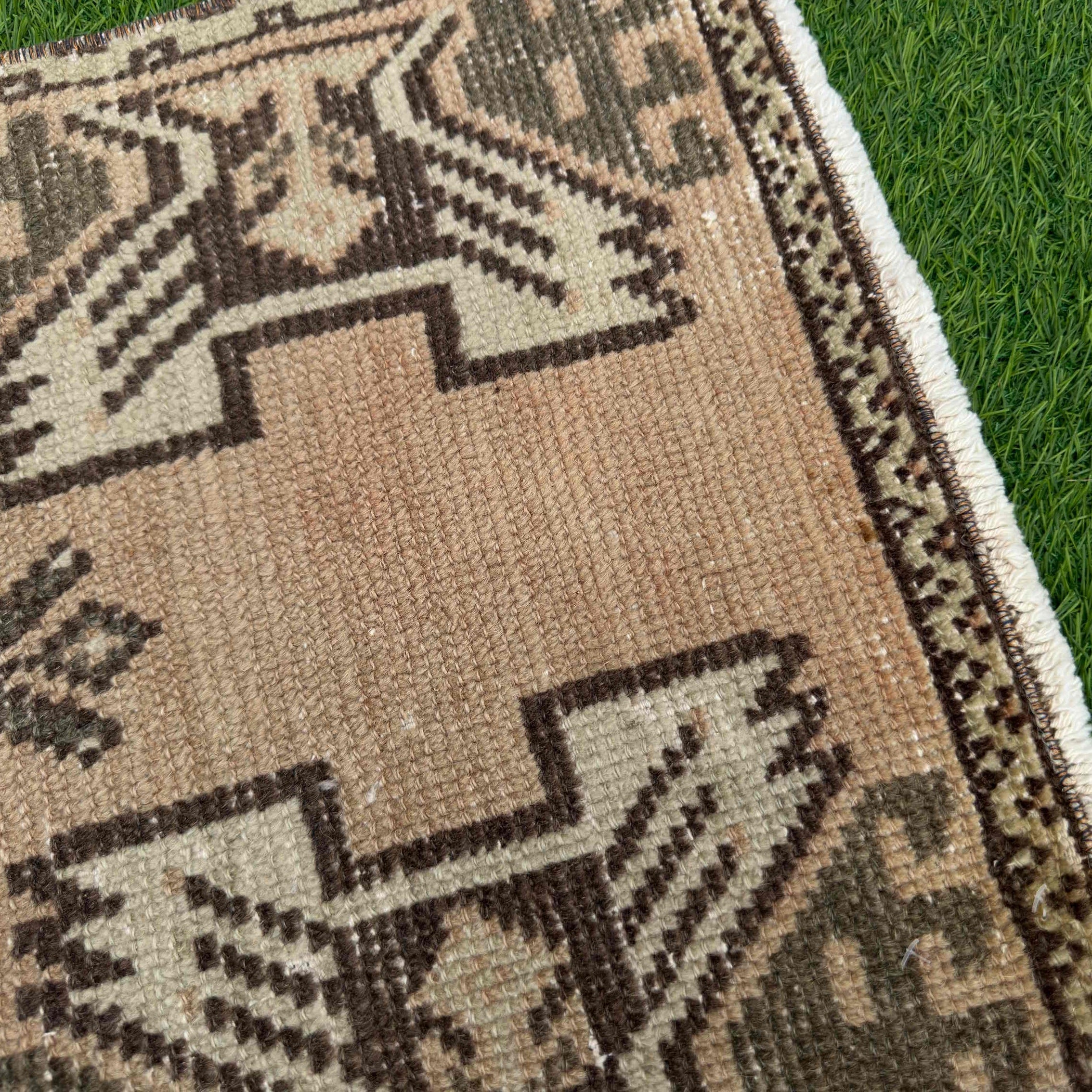Hattie 1'6'' x 3'1''