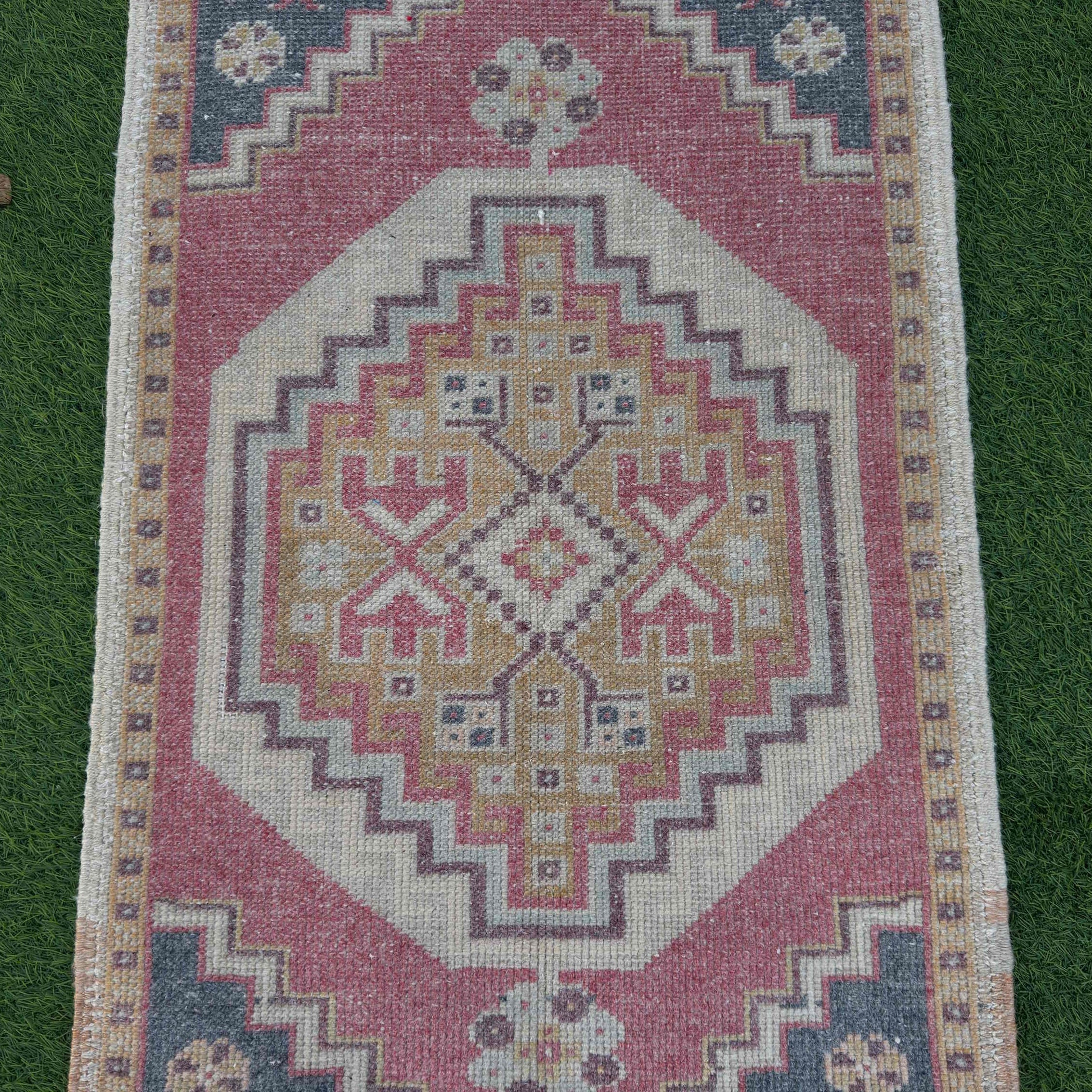 Huda 1'10" x 3'4"