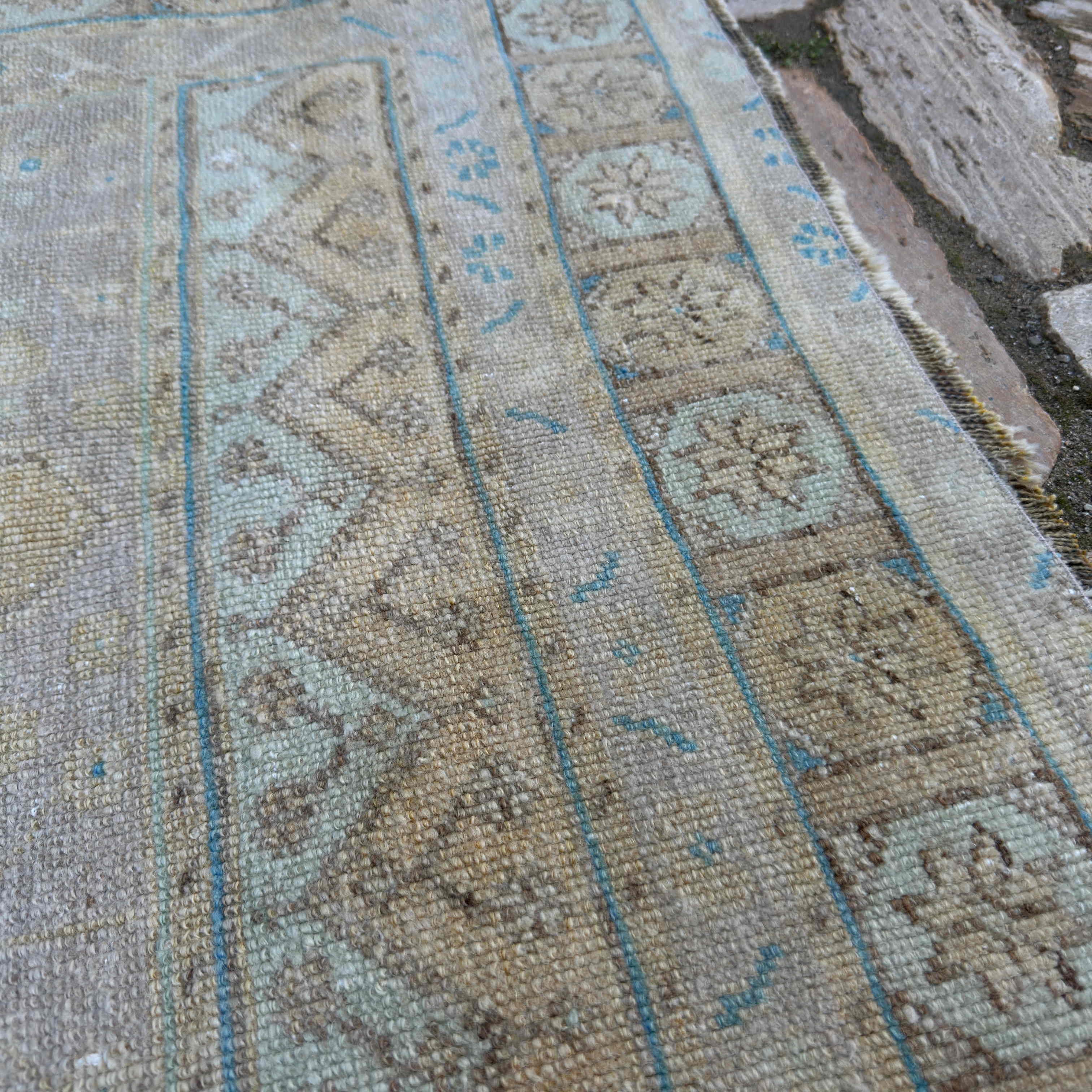 Huw 3'8'' x 7'2''