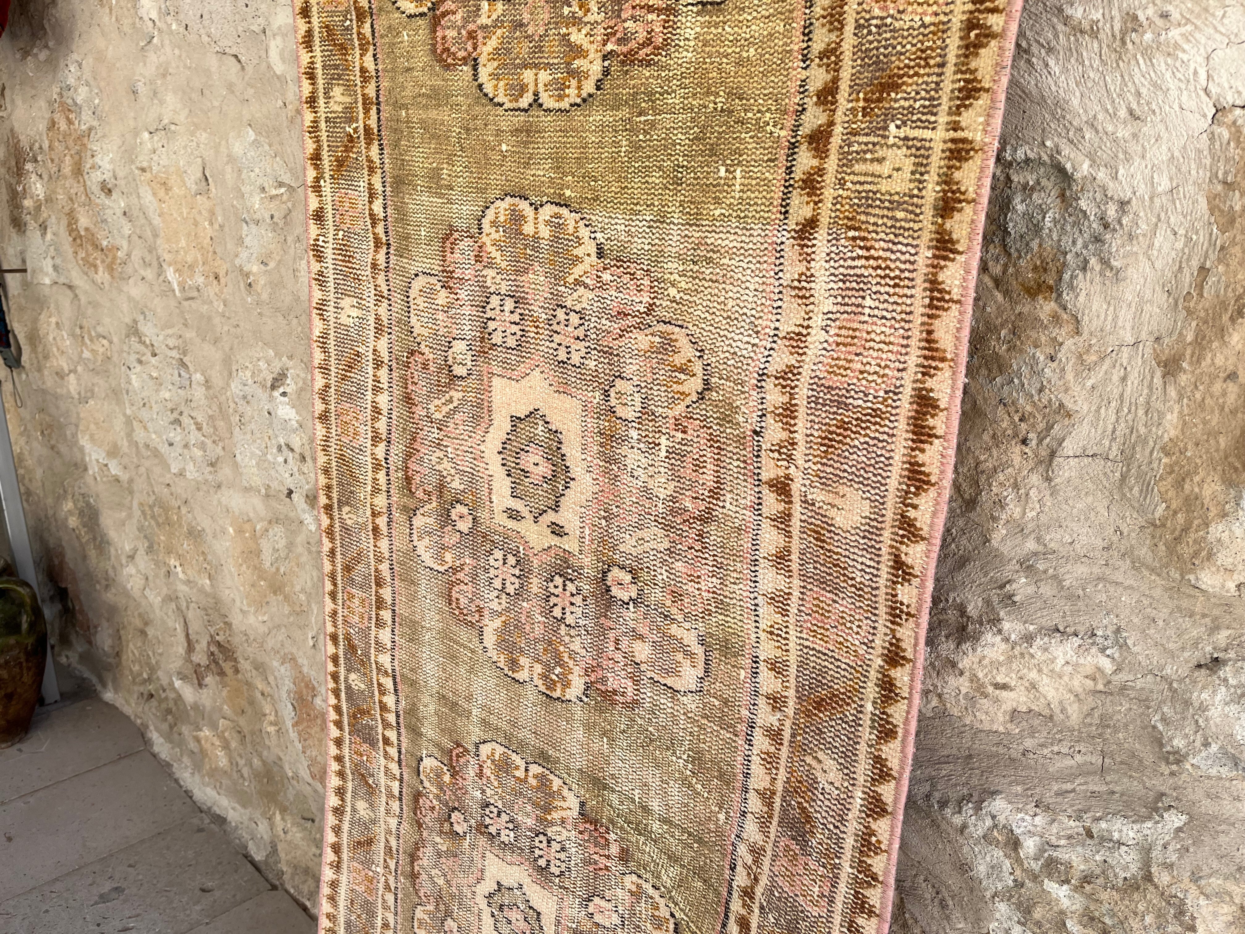 Isabelle 2'7'' x 9'6''