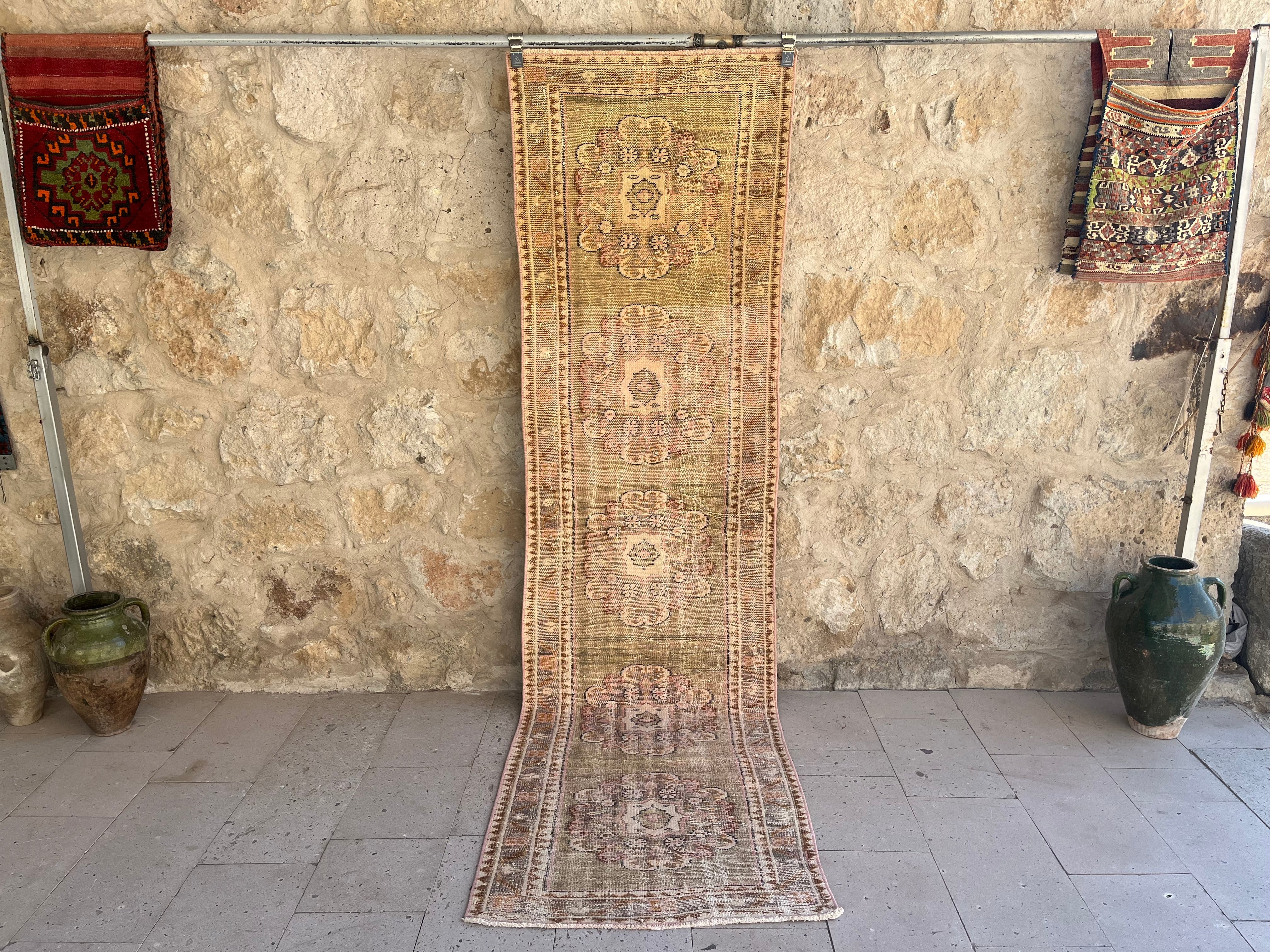 Isabelle 2'7'' x 9'6''