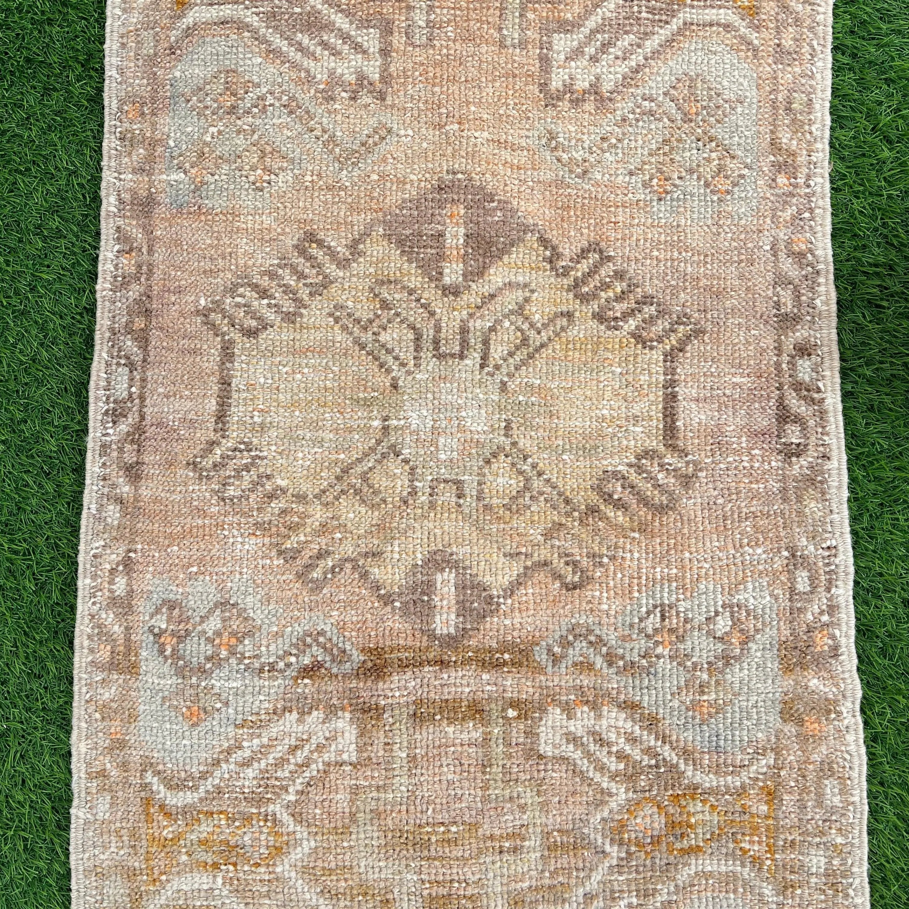 Kaden 1'7'' x 3'1''