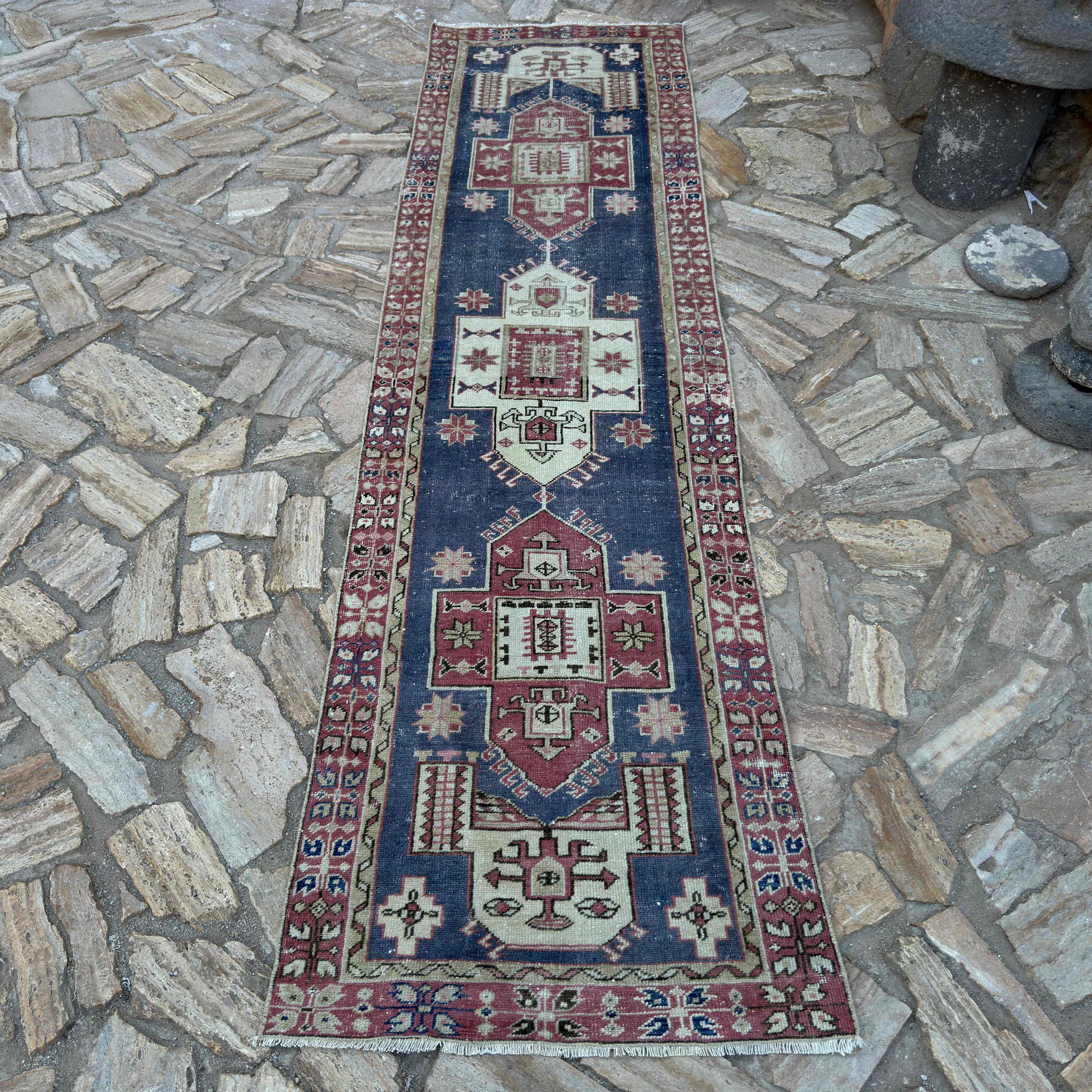 Kaira 2'8" x 9'8"
