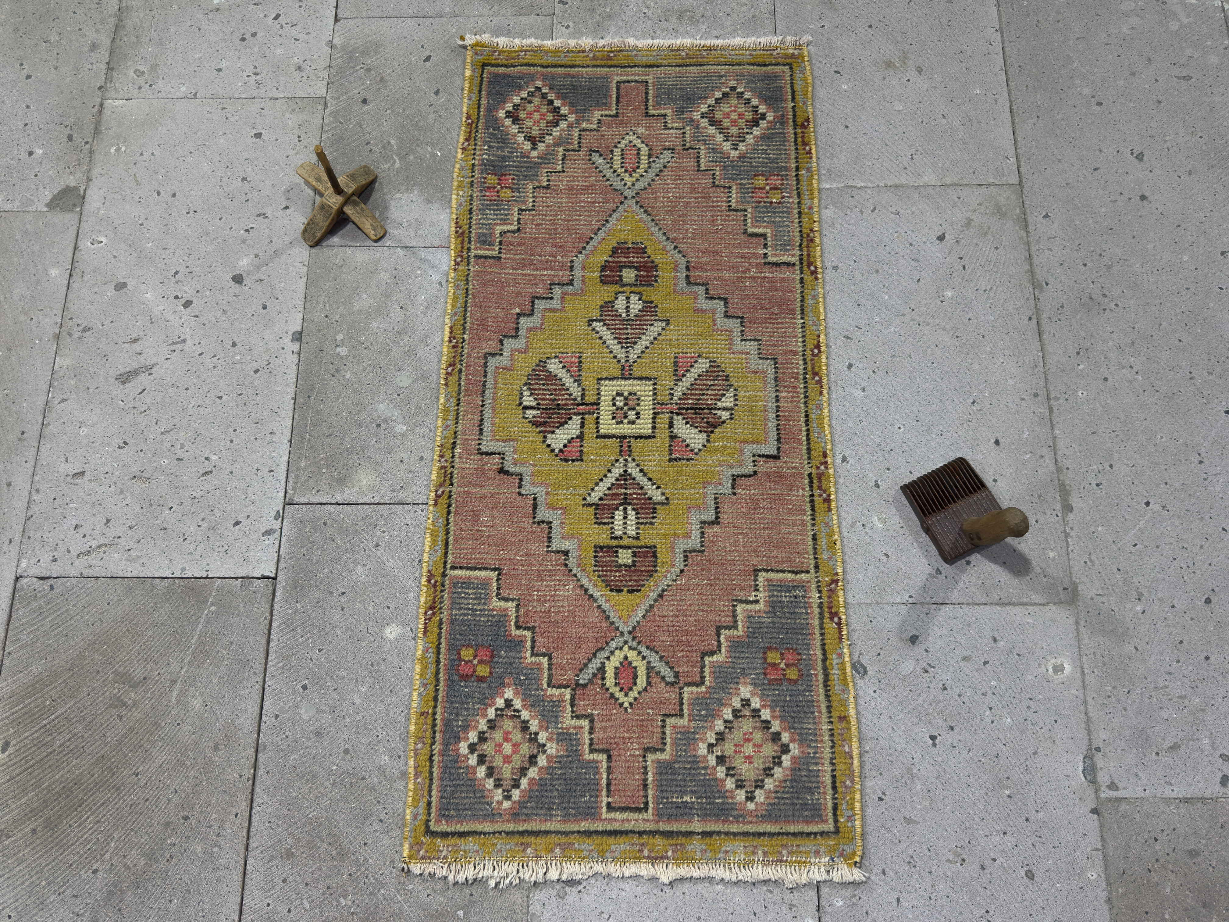 Kandy 1’7” x 3’5”