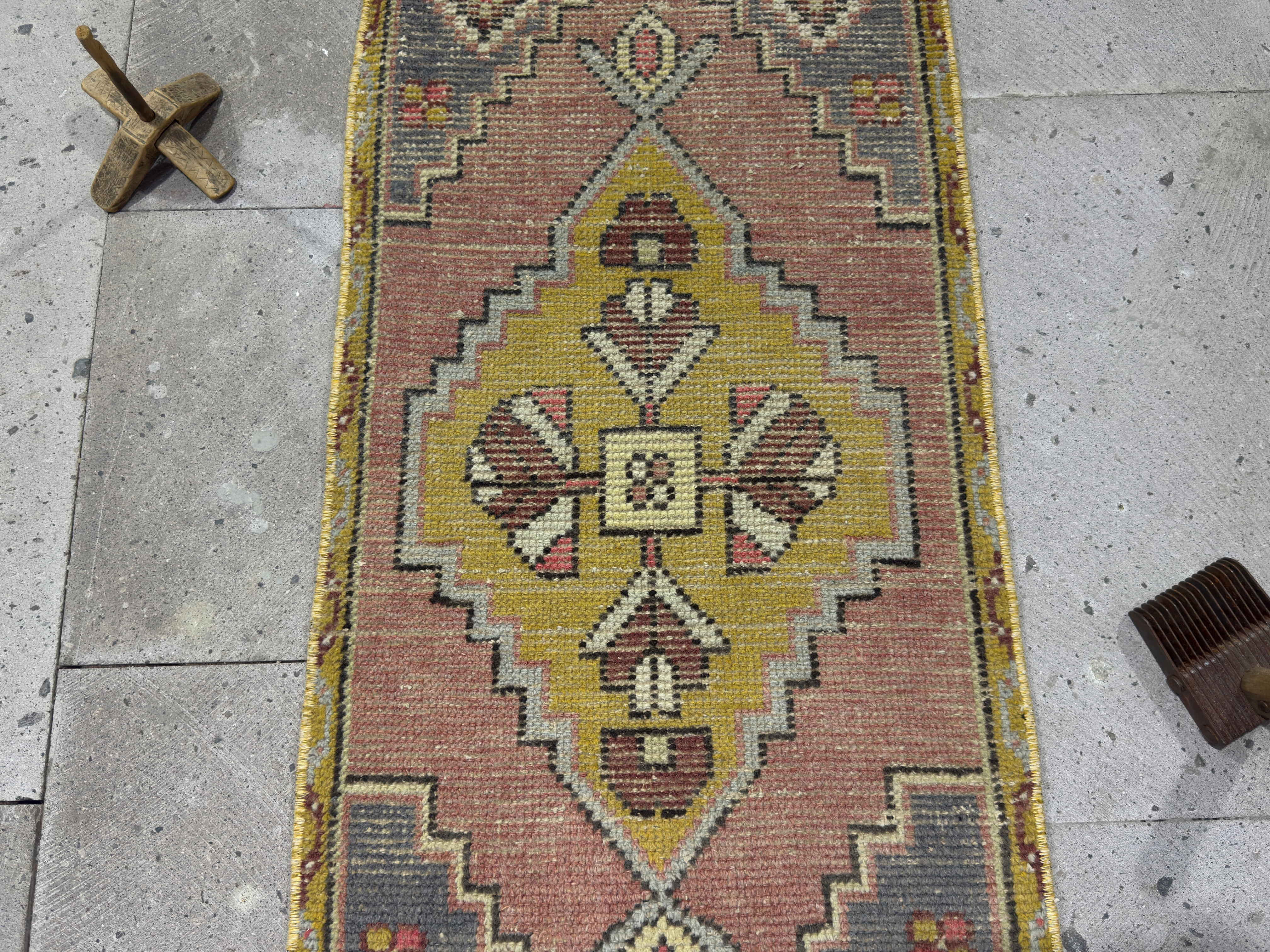 Kandy 1’7” x 3’5”