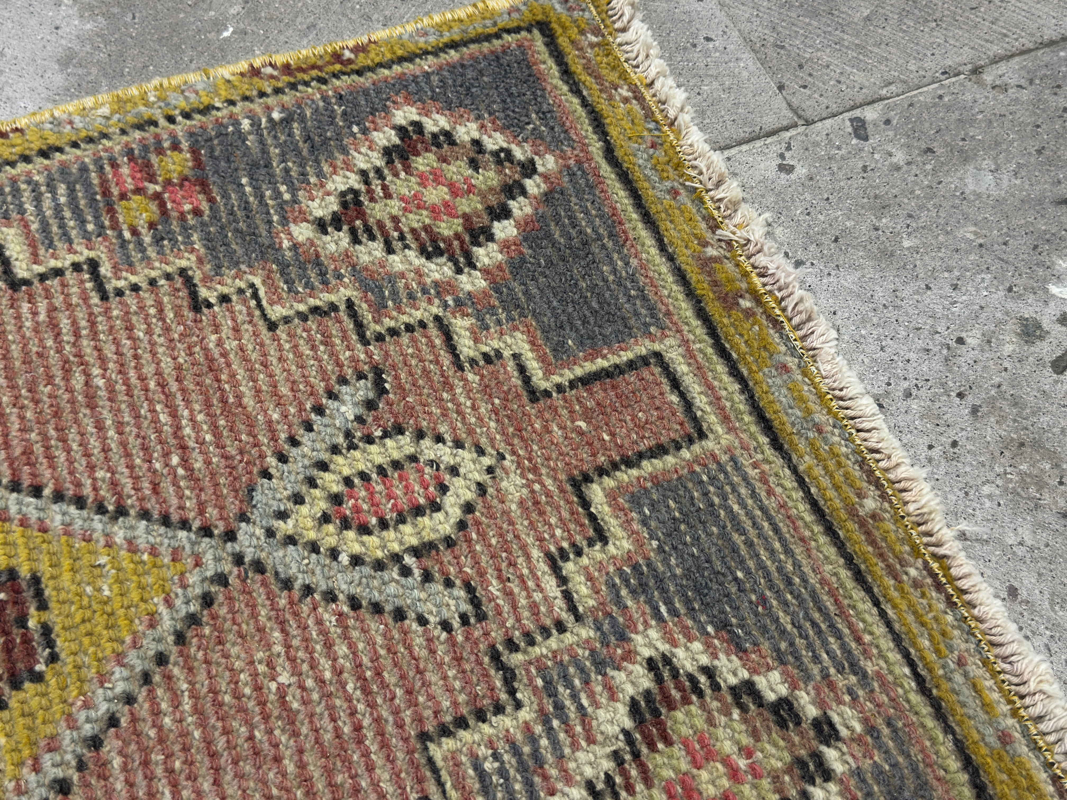 Kandy 1’7” x 3’5”