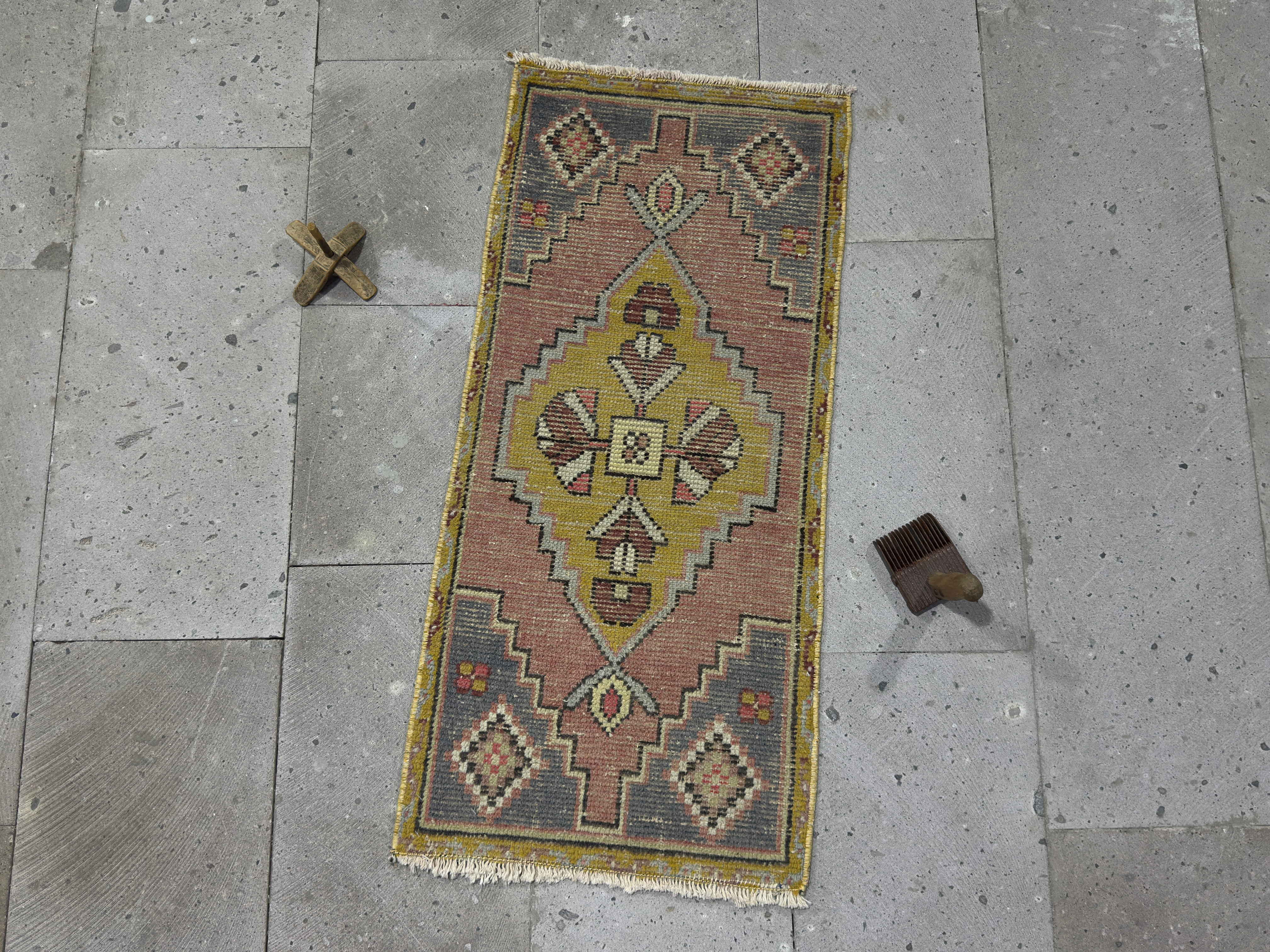 Kandy 1’7” x 3’5”