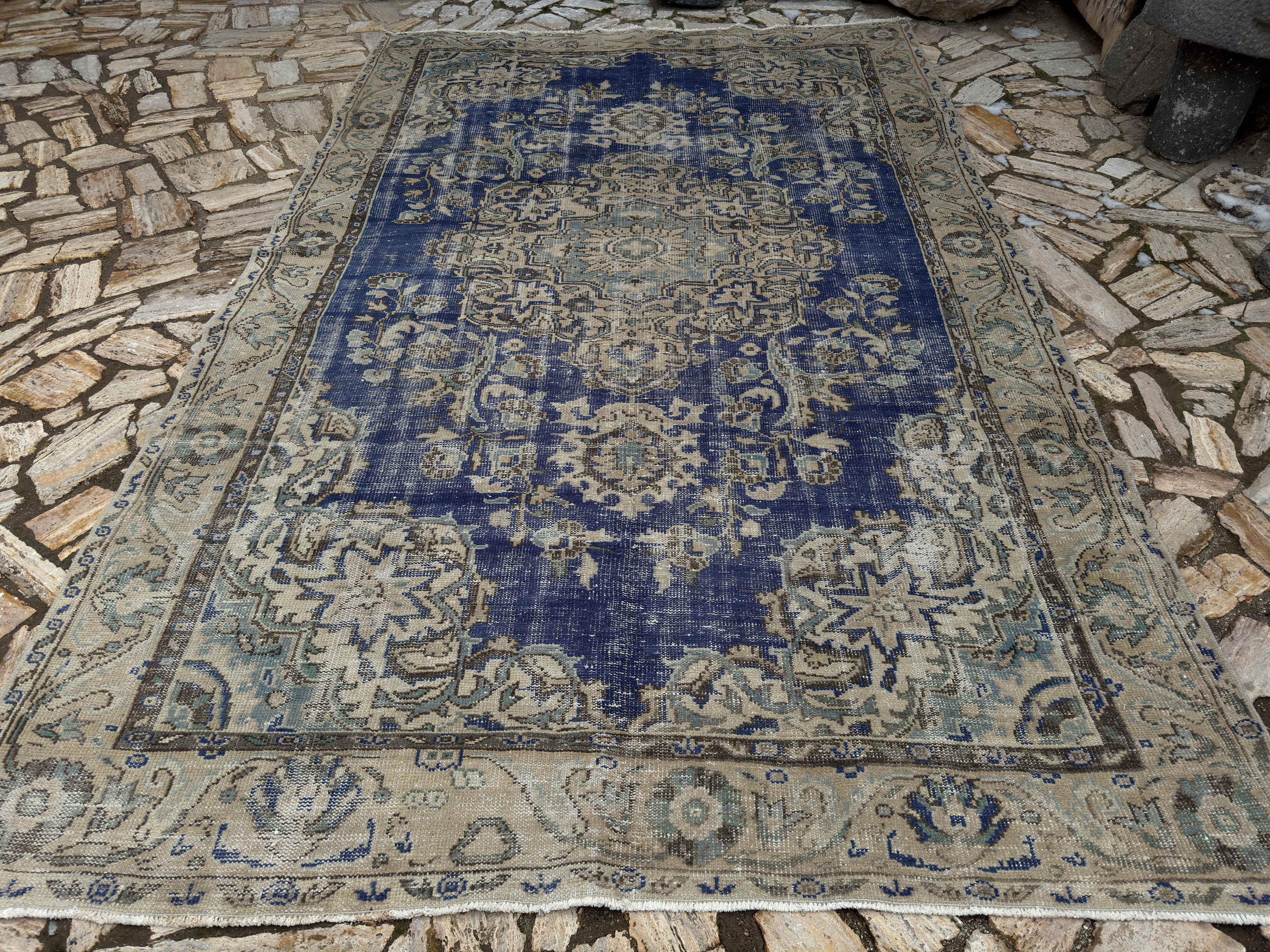 Kannon 7'8" x 11'10"