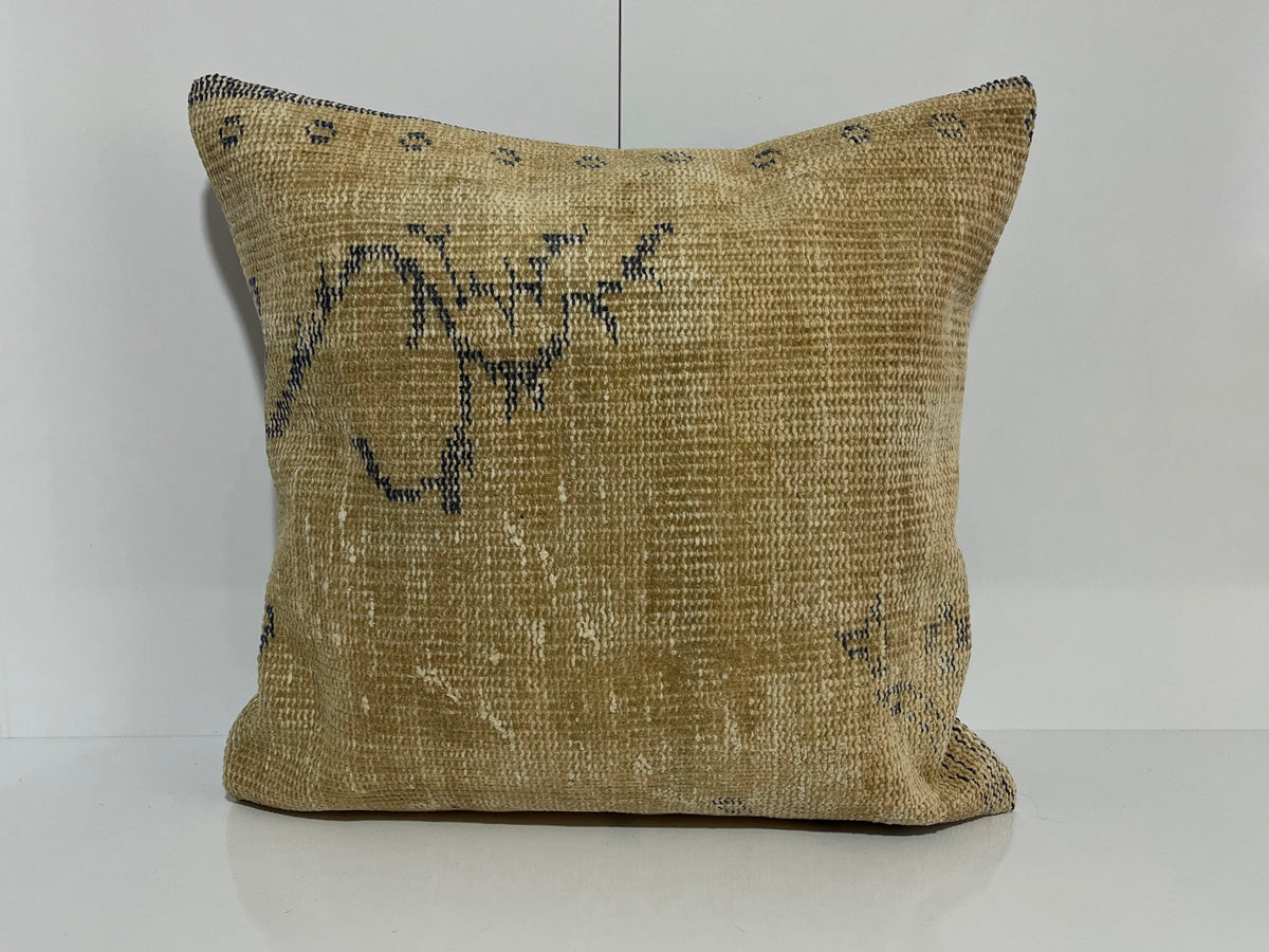 Beige kilim pillow with geometric design, handmade in Turkey – EE00327.