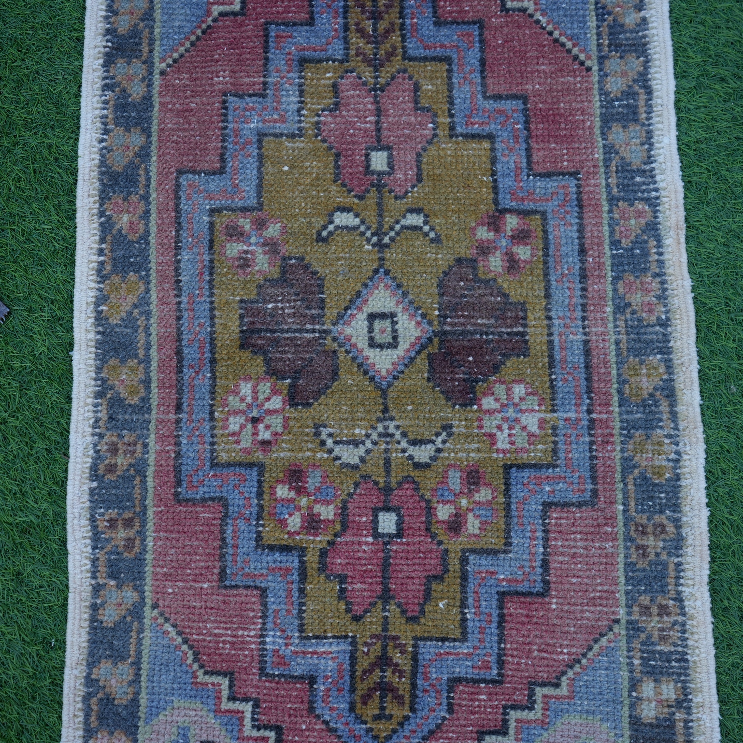 Lida - Small Handmade Rug